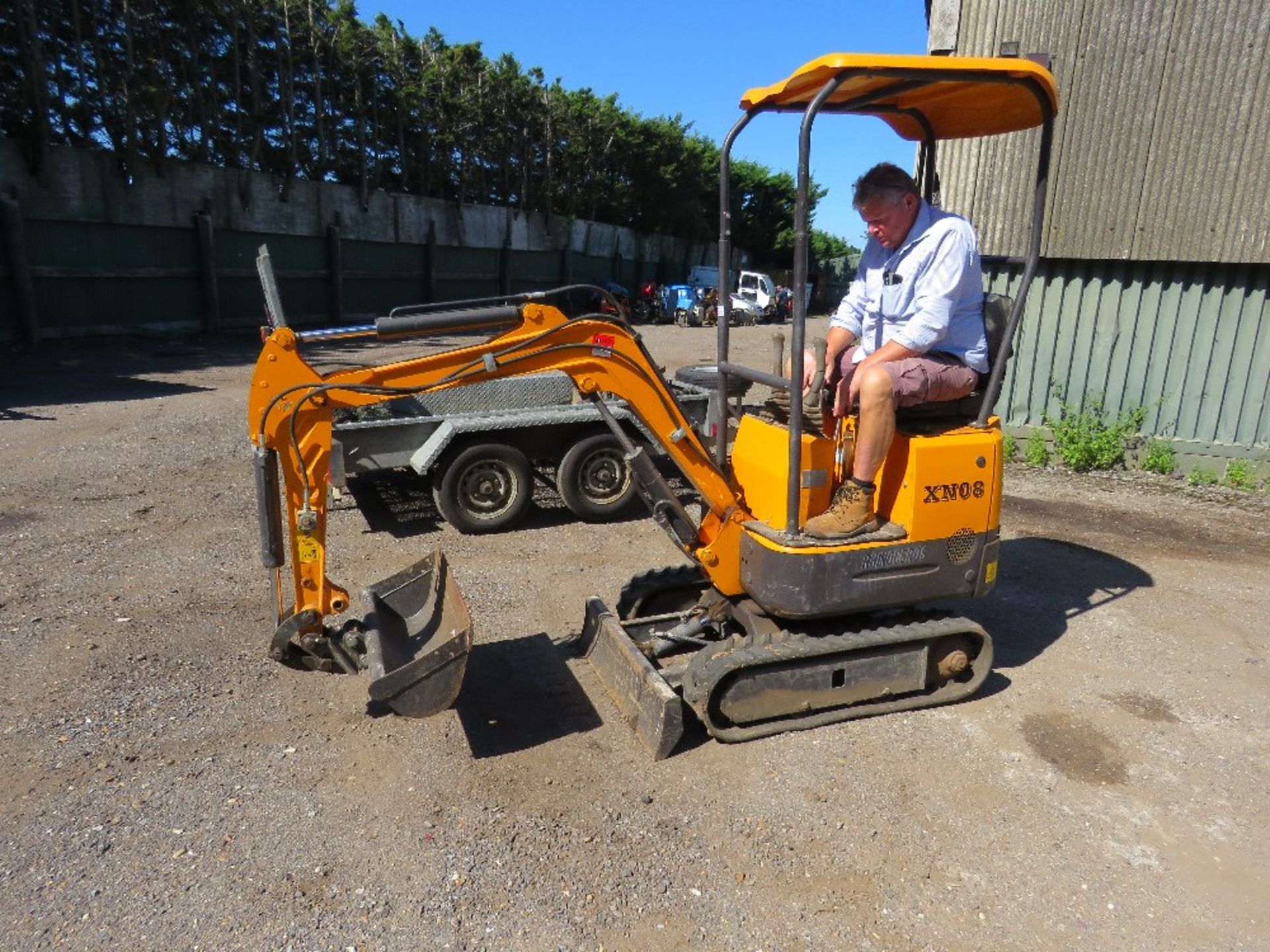 RHINOCEROS XN08 MINI EXCAVATOR WITH TRAILER PLUS COMPREHENSIVE RANGE OF TOOLS: 4NO BUCKETS, GRAPPLE, - Image 15 of 30