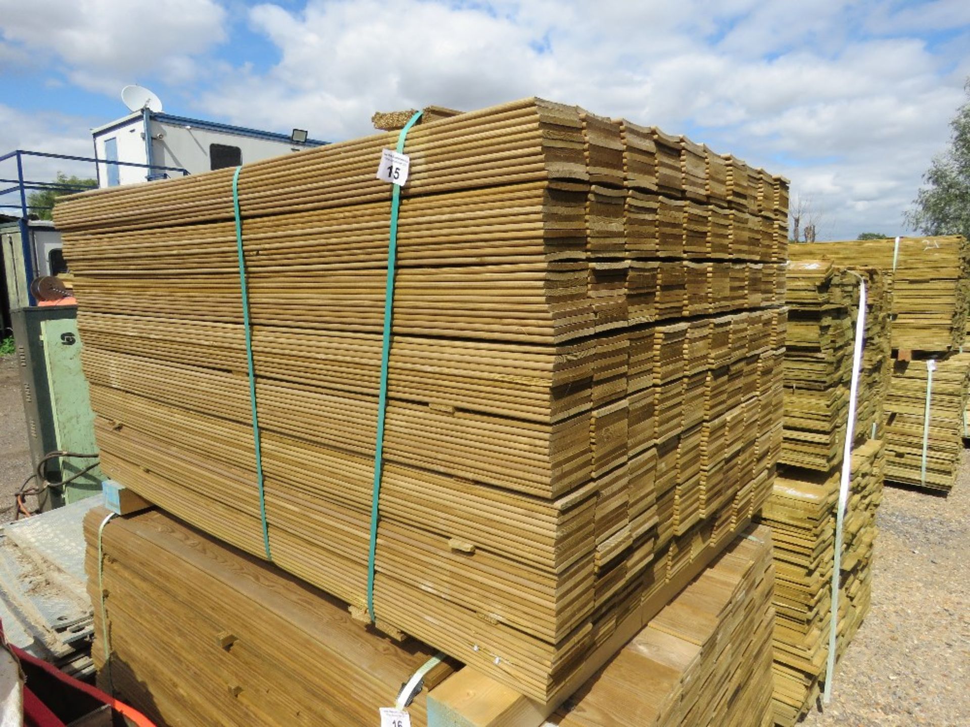 LARGE PACK OF PRESSURE TREATED HIT AND MISS FENCE CLADDING TIMBER BOARDS. 1.44M LENGTH X 100MM WIDTH