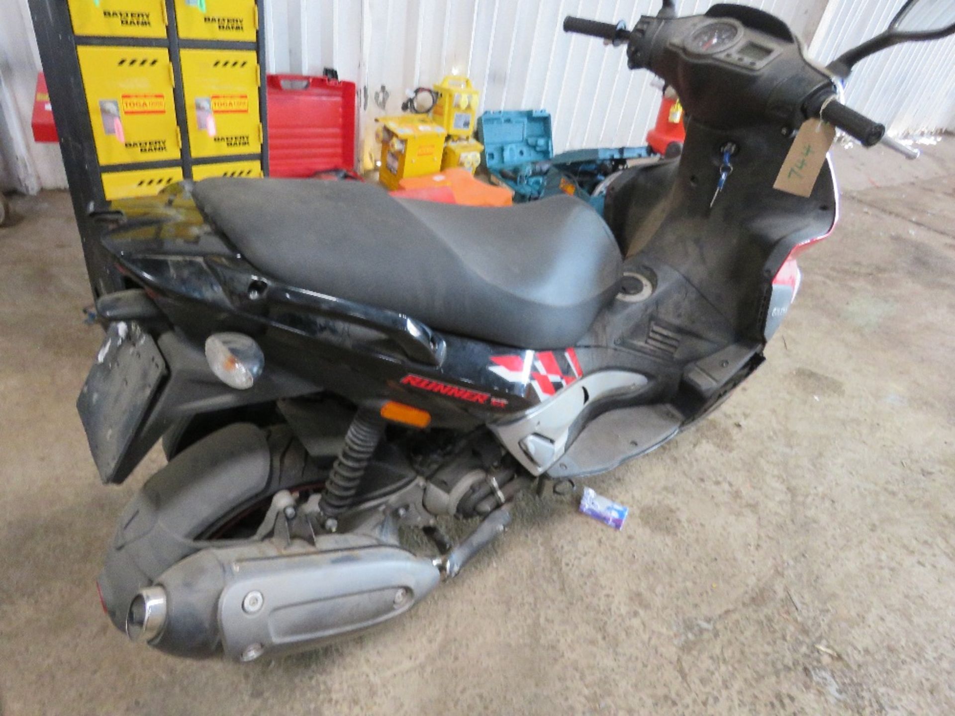 GILERA SCOOTER, 125CC. UNREGISTERED BUT ROAD LEGAL. LOW MILES. WHEN TESTED WAS SEEN TO DRIVE..SEE VI - Image 4 of 6