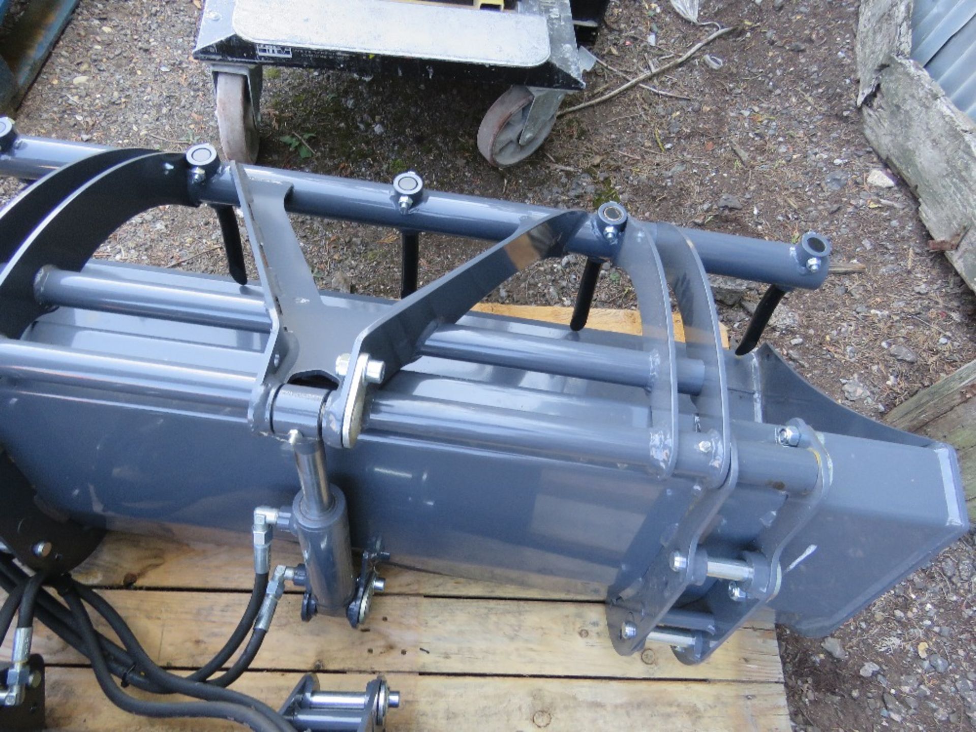 UNUSED MUCK GRAB LADER BUCKET TO SUIT COMPACT TRACTOR OR SKID STEER LOADER ETC. 4FT WIDTH APPROX. - Image 3 of 3