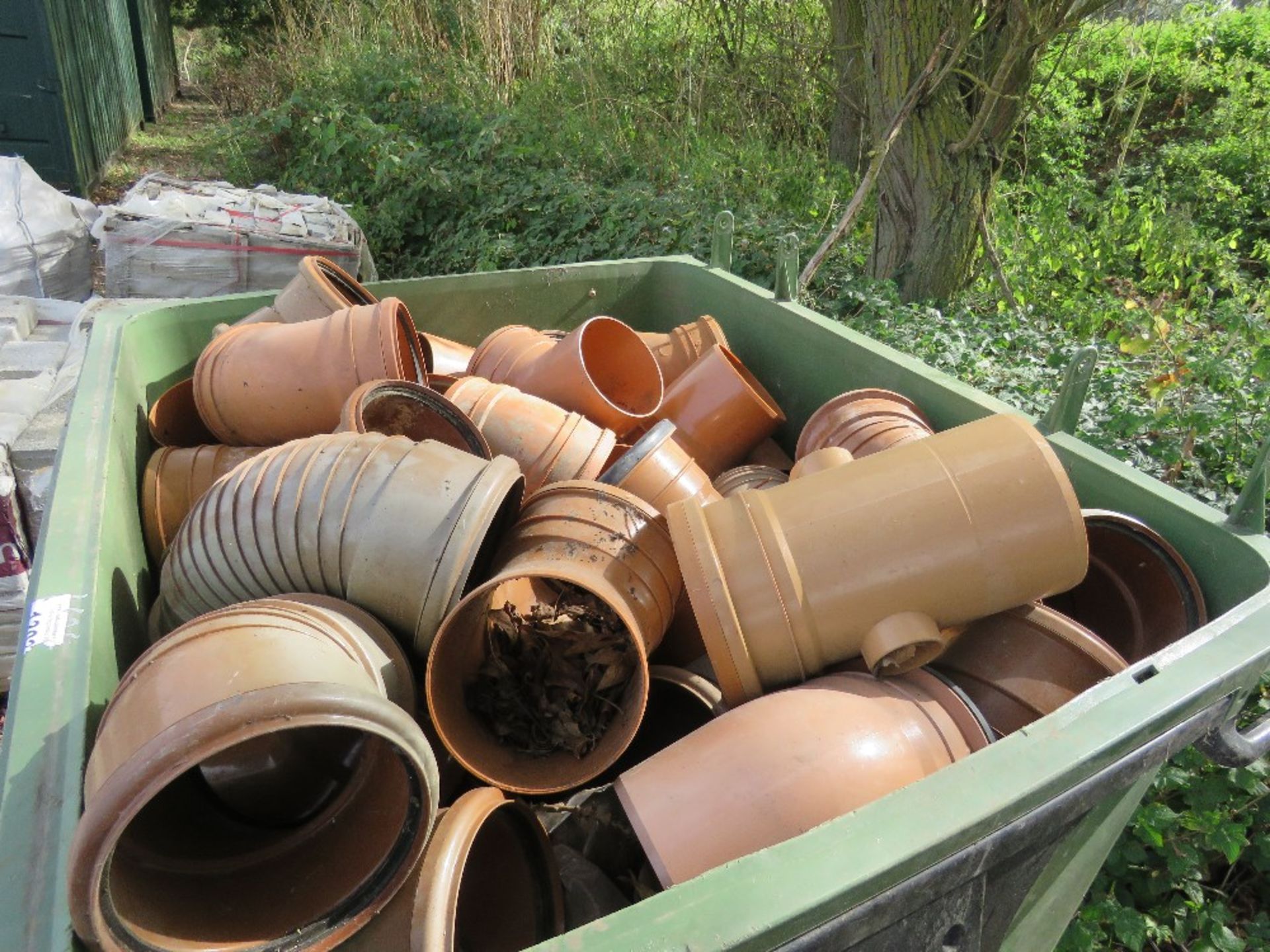WHEELED BIN CONTAINING ASSORTED PIPE FITTINGS AND JOINTS. - Image 2 of 4