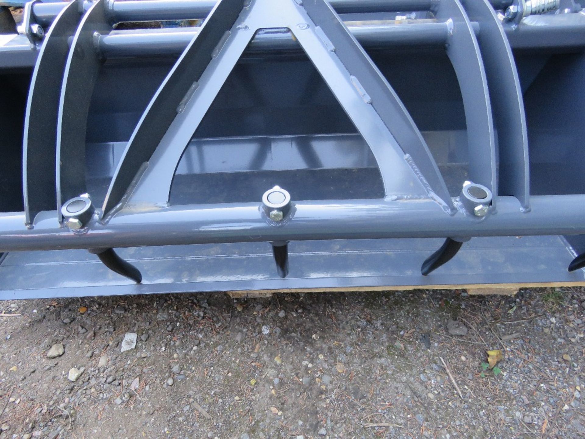 UNUSED MUCK GRAB LADER BUCKET TO SUIT COMPACT TRACTOR OR SKID STEER LOADER ETC. 4FT WIDTH APPROX. - Image 3 of 3