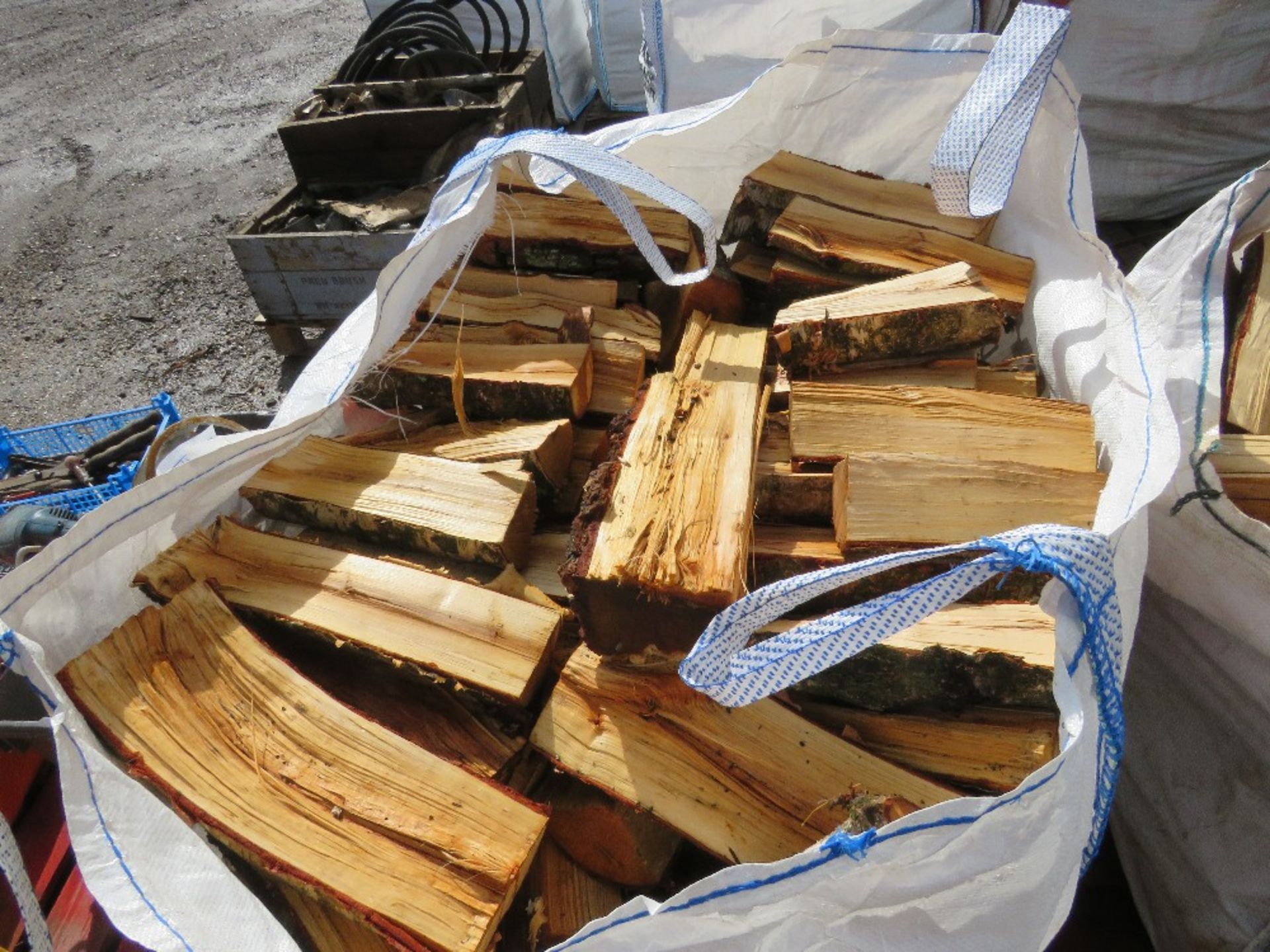 2 X BULK BAGS OF FIREWOOD LOGS, MAINLY SILVER BIRCH. THIS LOT IS SOLD UNDER THE AUCTIONEERS MARGI - Image 4 of 4