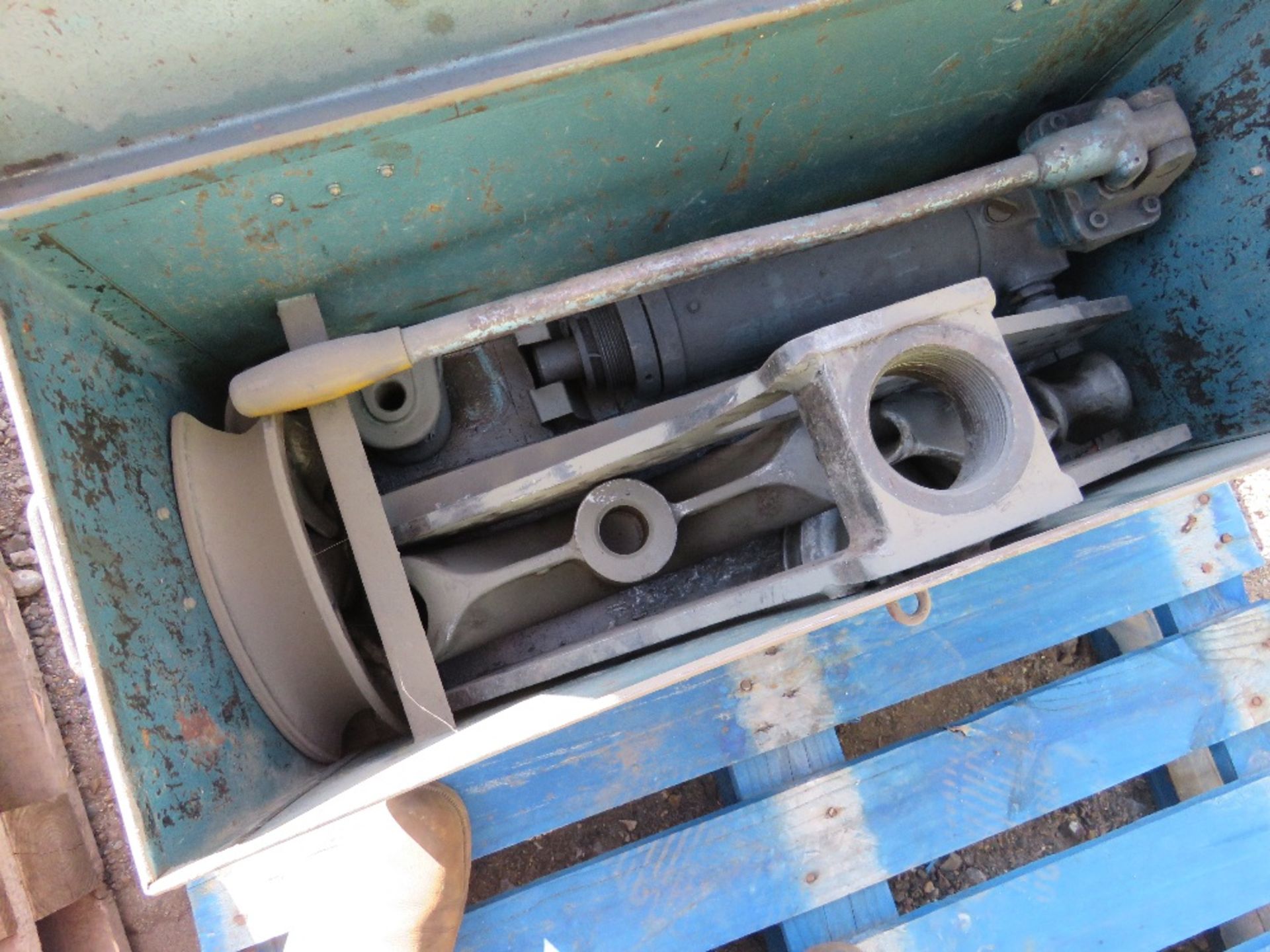 HEAVY DUTY HYDRAULIC TUBE BENDER IN A BOX. THIS LOT IS SOLD UNDER THE AUCTIONEERS MARGIN SCHEME, - Image 4 of 4
