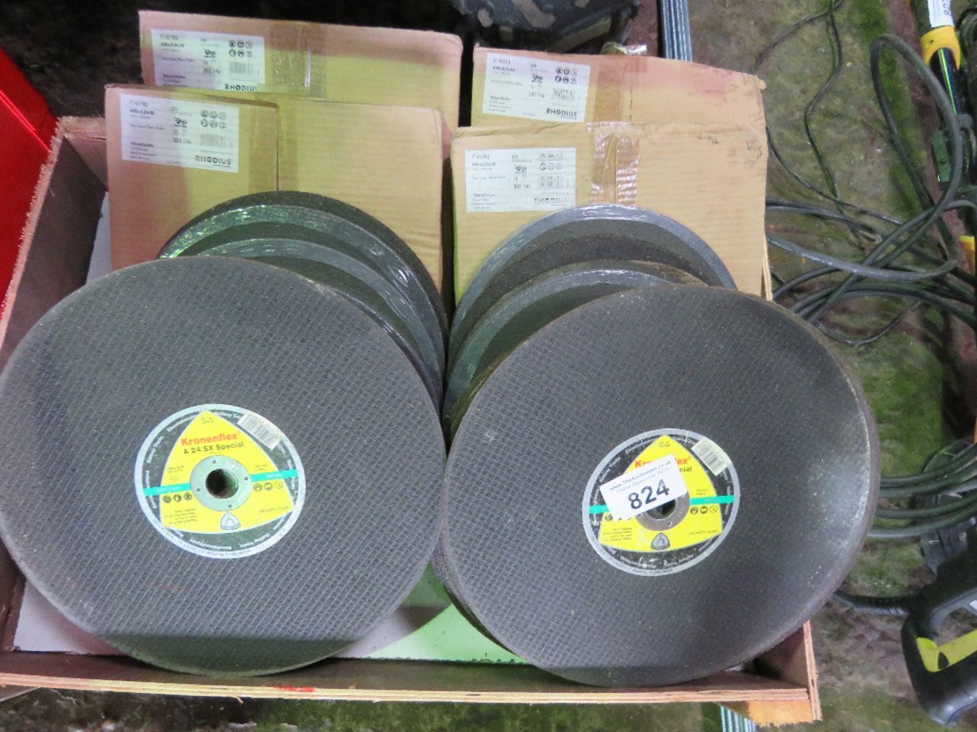 LARGE QUANTITY OF 300X3.0X20 CUTTING DISCS. THIS LOT IS SOLD UNDER THE AUCTIONEERS MARGIN SCHEME,