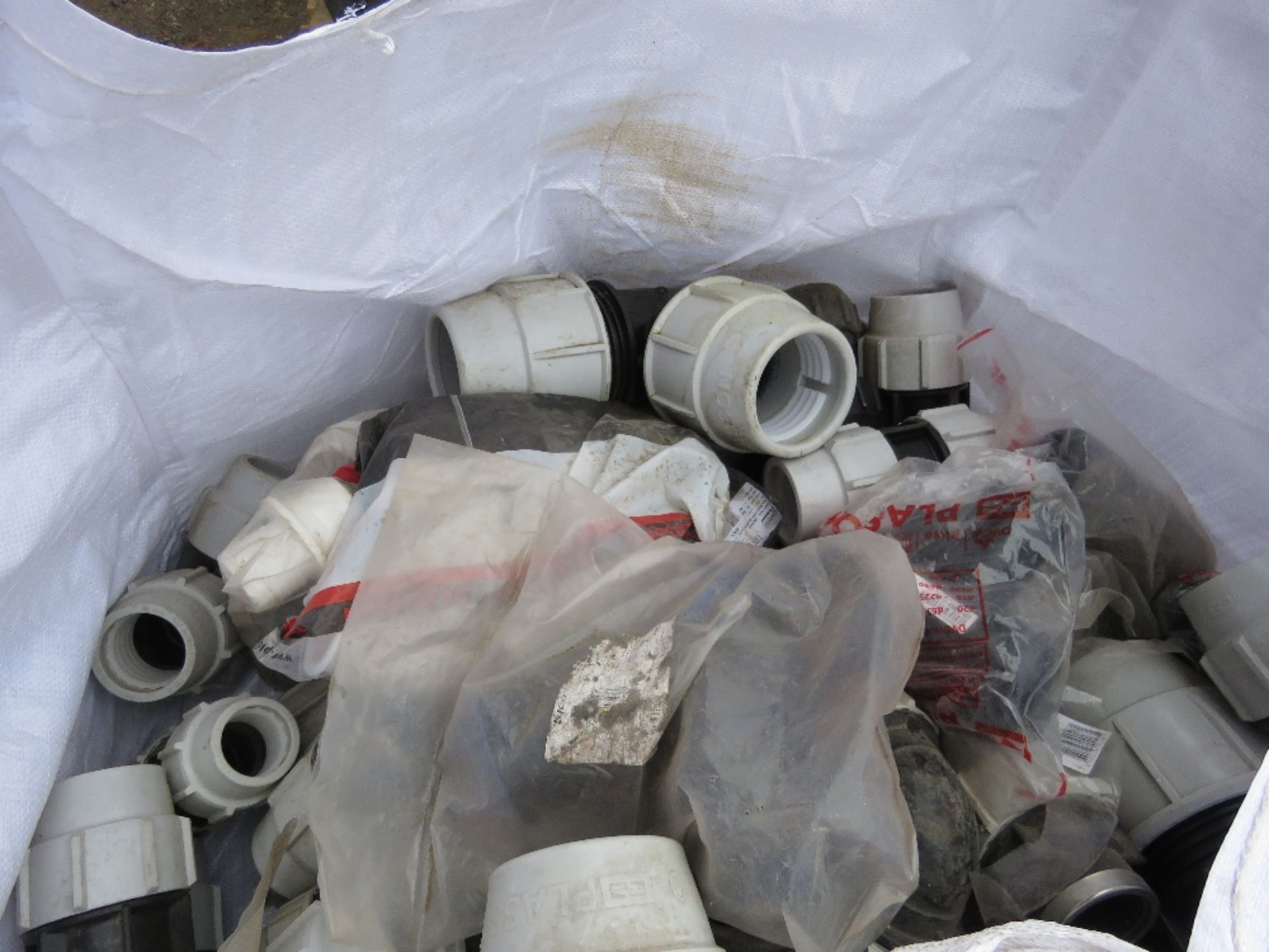BULK BAG CONTAINING PLASTIC PIPE FITTINGS. THIS LOT IS SOLD UNDER THE AUCTIONEERS MARGIN SCHEME,