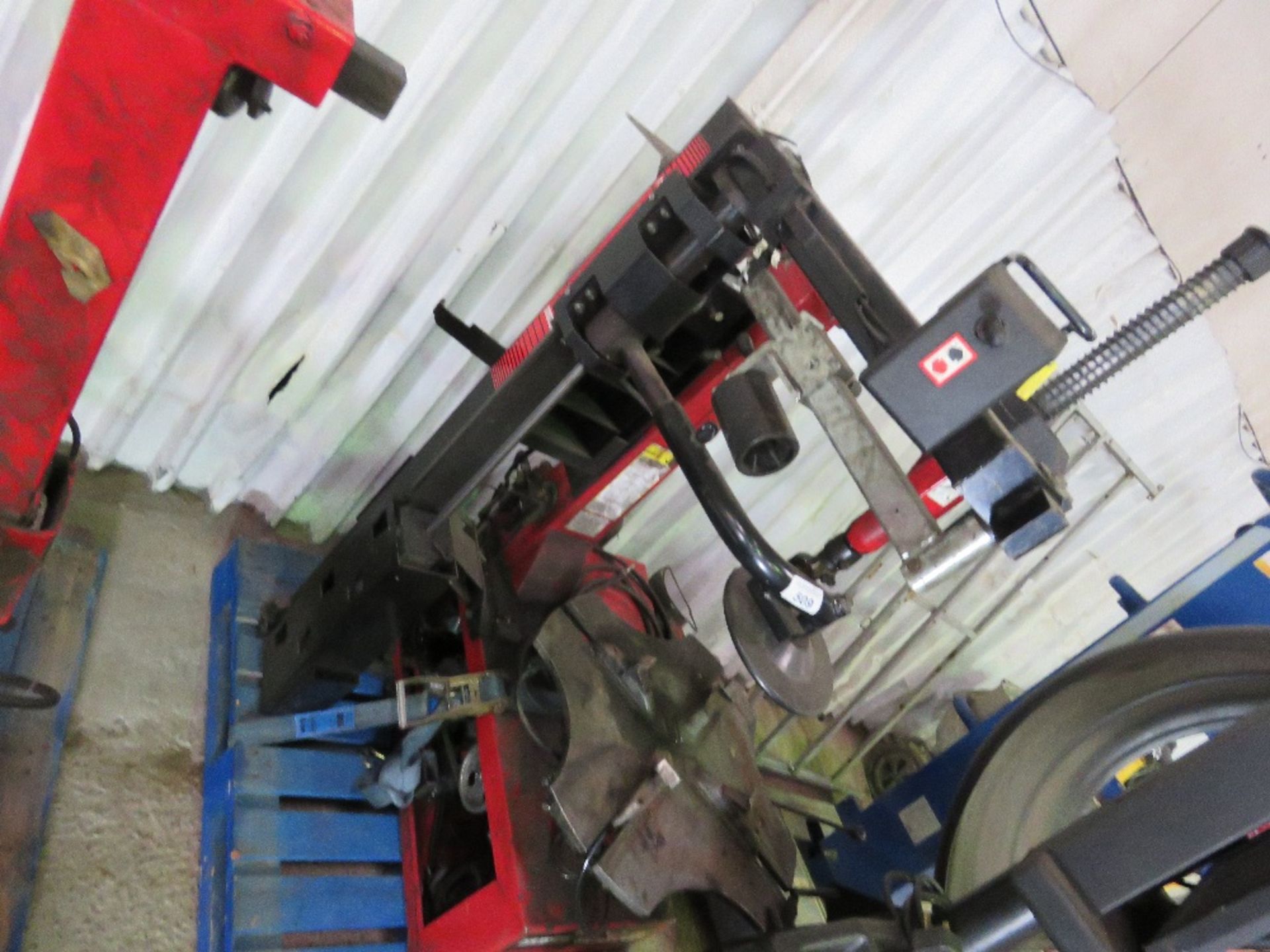 HUNTER TCX550 TYRE REMOVING STATION WITH ADDITIONAL ARM, 240VOLT POWERED. WORKING WHEN REMOVED FROM