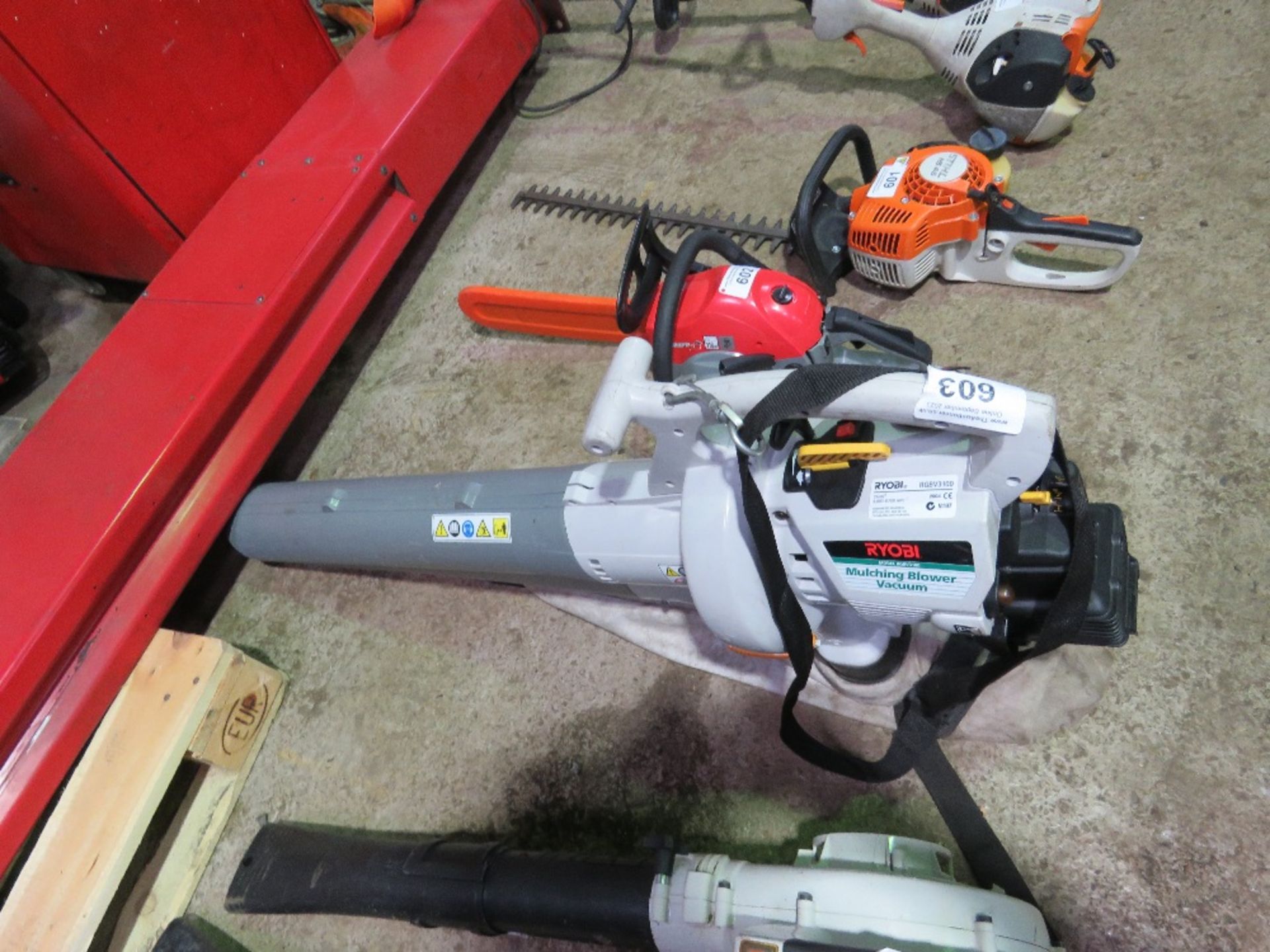 RYOBI MULCHING GARDEN VACUUM. THIS LOT IS SOLD UNDER THE AUCTIONEERS MARGIN SCHEME, THEREFORE NO - Image 2 of 5