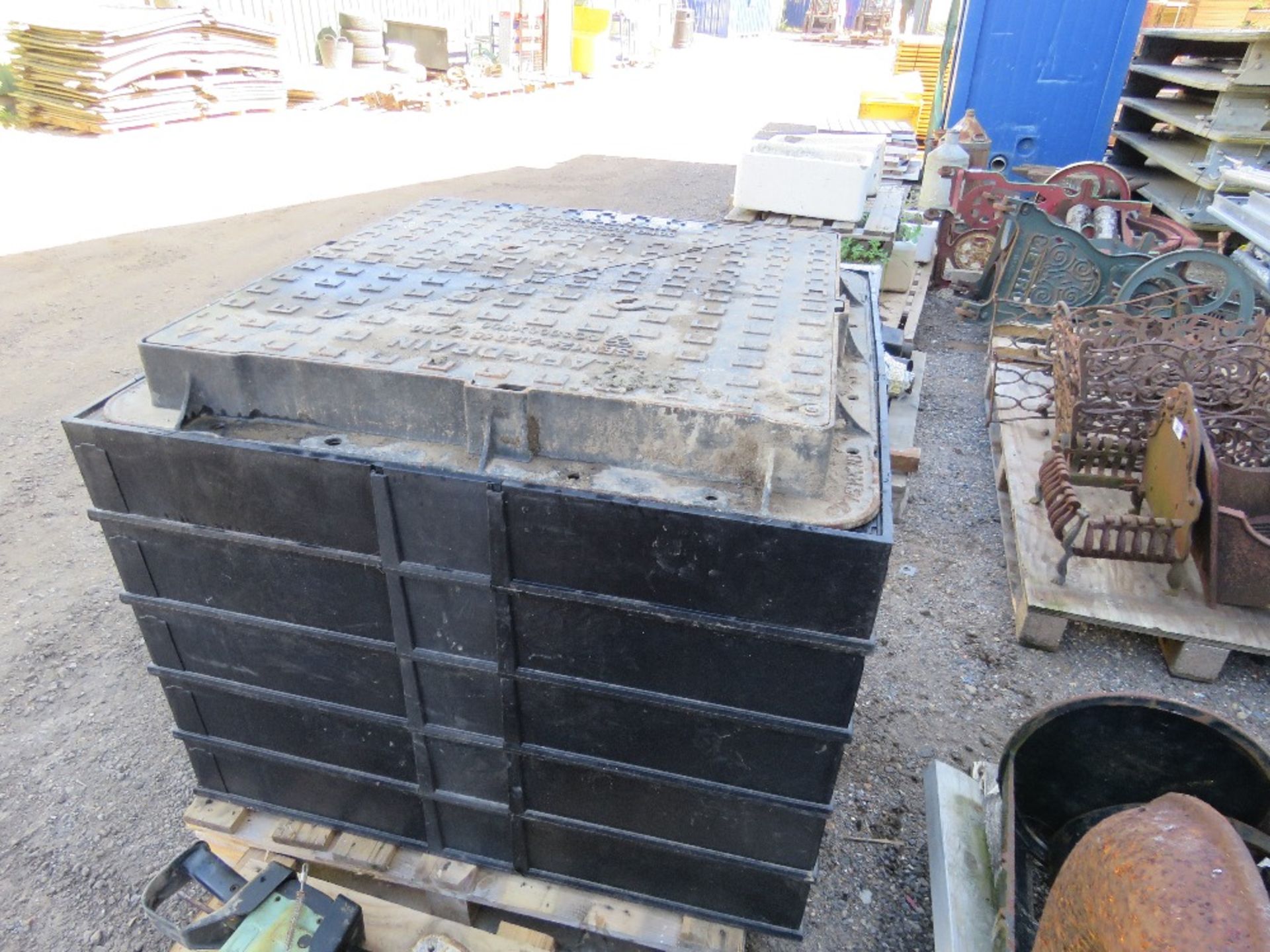 CAST IRON MANHOLE TOP PLUS SURROUND RINGS, 3FT SQUARE APPROX. THIS LOT IS SOLD UNDER THE AUCTIONE - Image 3 of 5