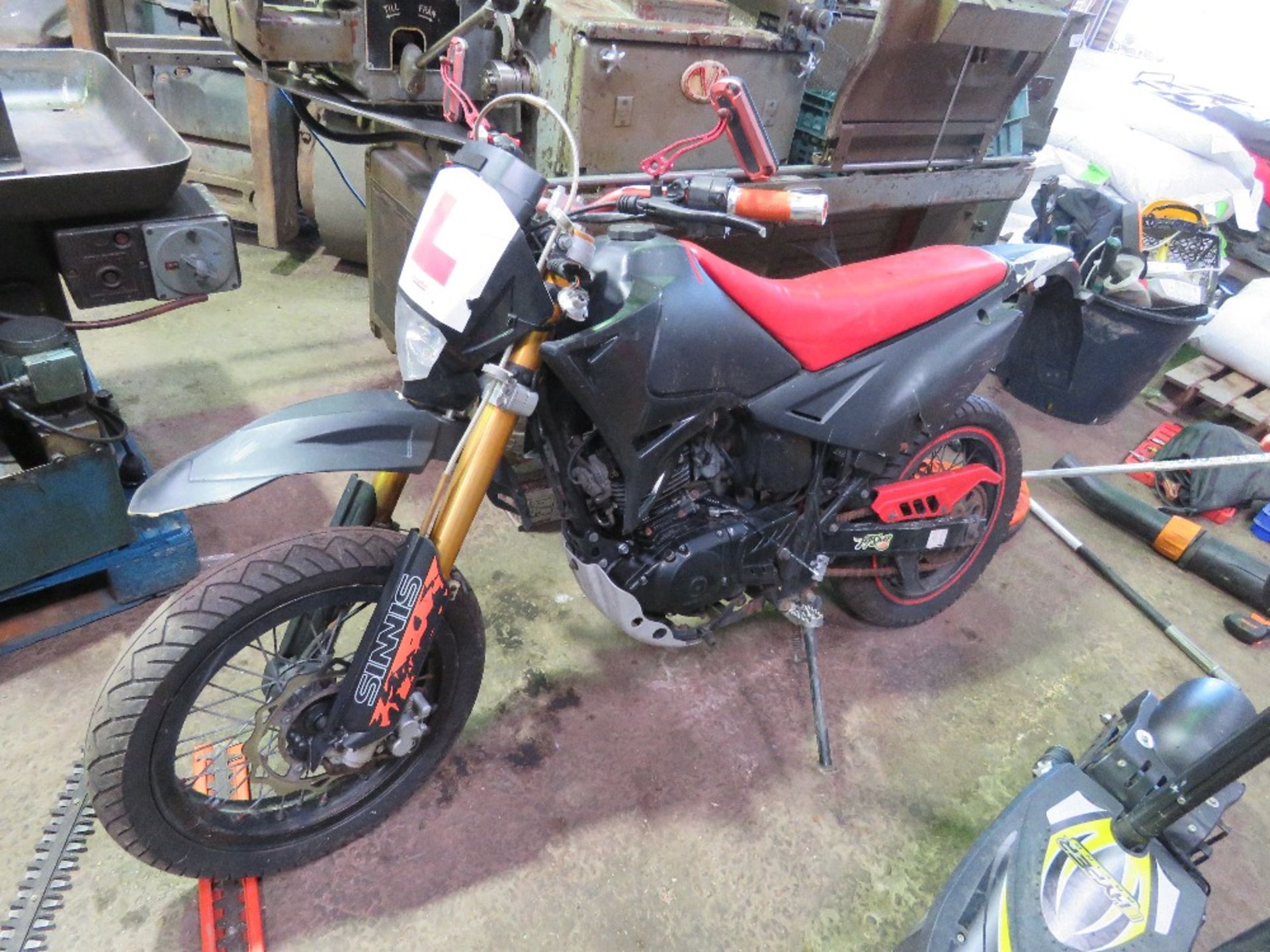 MOTORBIKE, NO KEYS, CONDITION UNKNOWN. THIS LOT IS SOLD UNDER THE AUCTIONEERS MARGIN SCHEME, THEREFO
