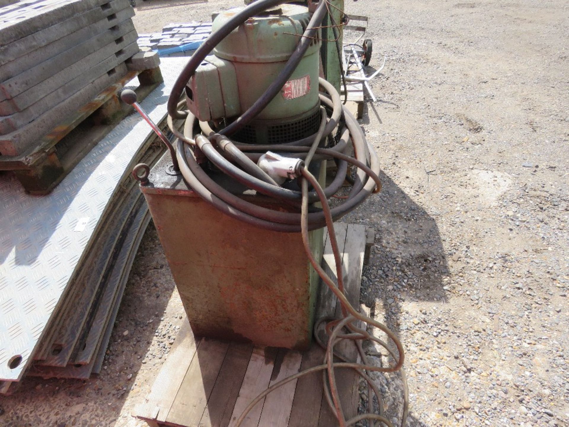 HYDRAULIC POWER PACK, 3 PHASE POWERED. THIS LOT IS SOLD UNDER THE AUCTIONEERS MARGIN SCHEME, THER - Image 2 of 5