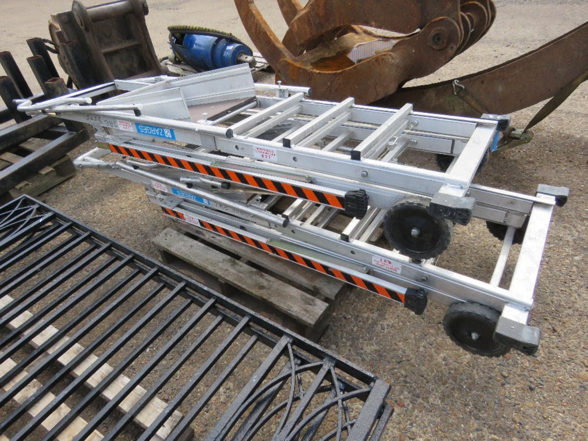 2 X ZARGES TYPE HEAVY DUTY ADJUSTABLE ALUMINIUM WORK PLATFORM STEPS. - Image 2 of 4