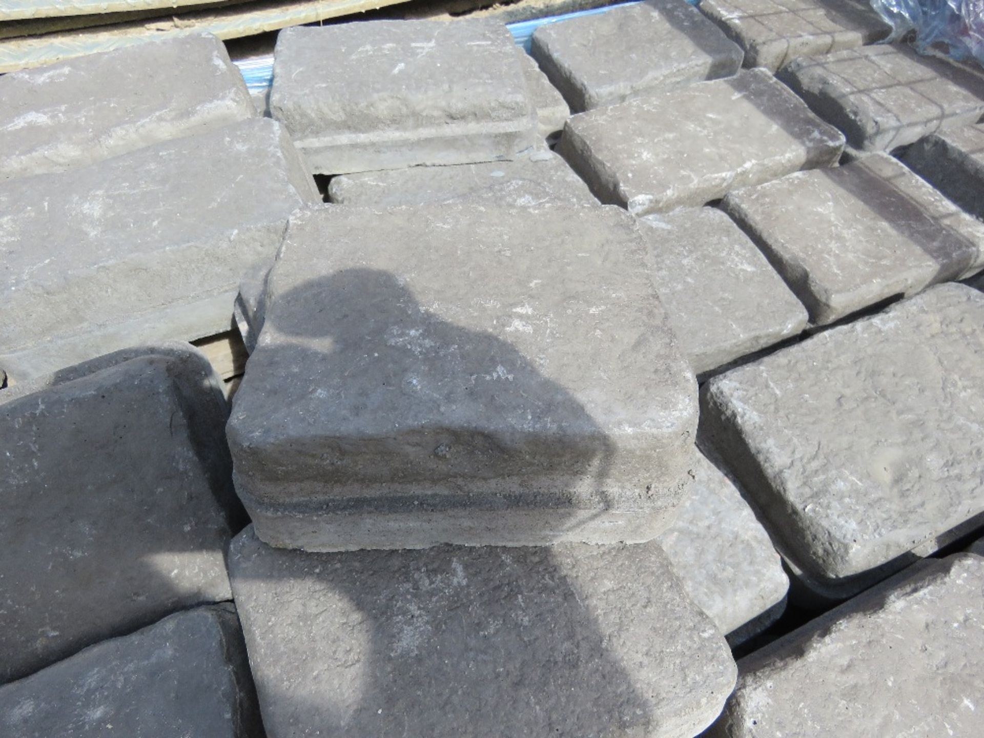 PALLET OF MARSHALLS DECORATIVE COBBLE EFFECT BLOCK PAVERS. THIS LOT IS SOLD UNDER THE AUCTIONEERS - Image 4 of 5