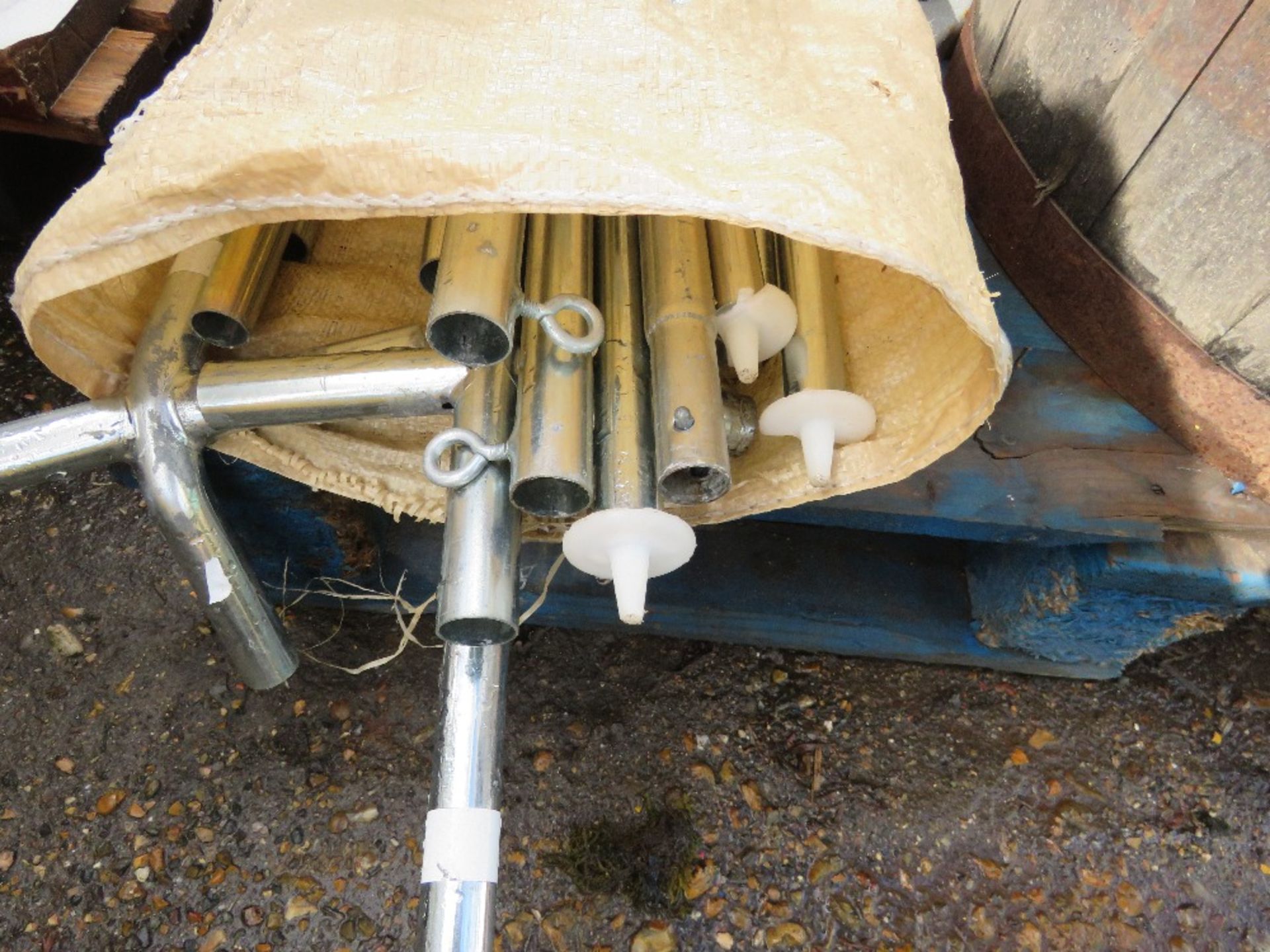 BARREL, FRAME TENT AND 2NO TENNIS NET POSTS. THIS LOT IS SOLD UNDER THE AUCTIONEERS MARGIN SCHEME - Image 8 of 8