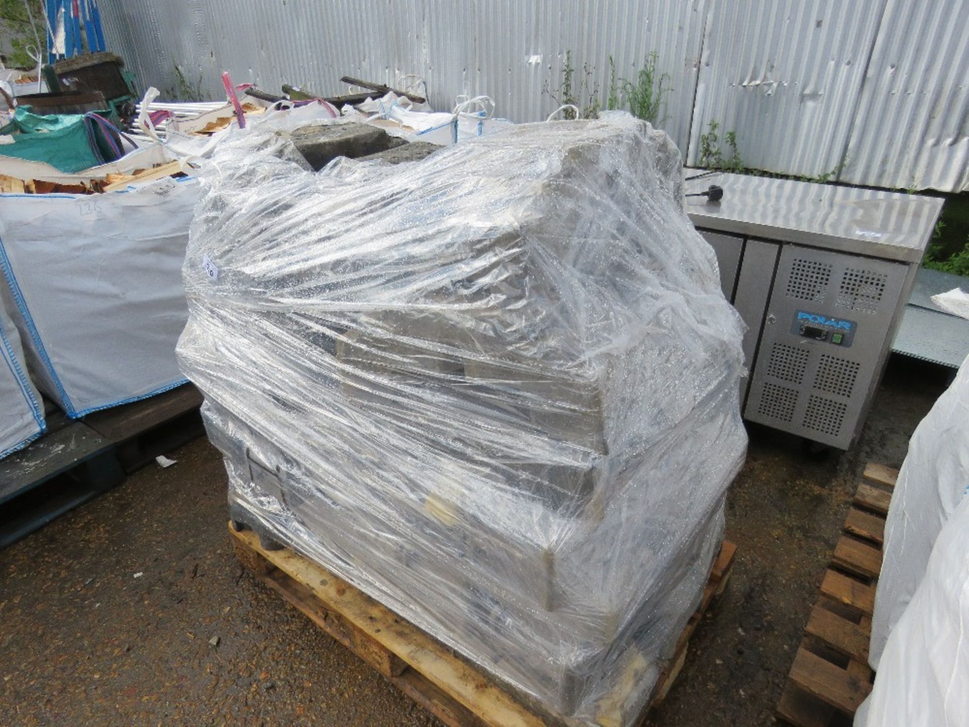 PALLET OF HERAS TYPE SITE FENCE BLOCKS. THIS LOT IS SOLD UNDER THE AUCTIONEERS MARGIN SCHEME, TH - Image 2 of 5