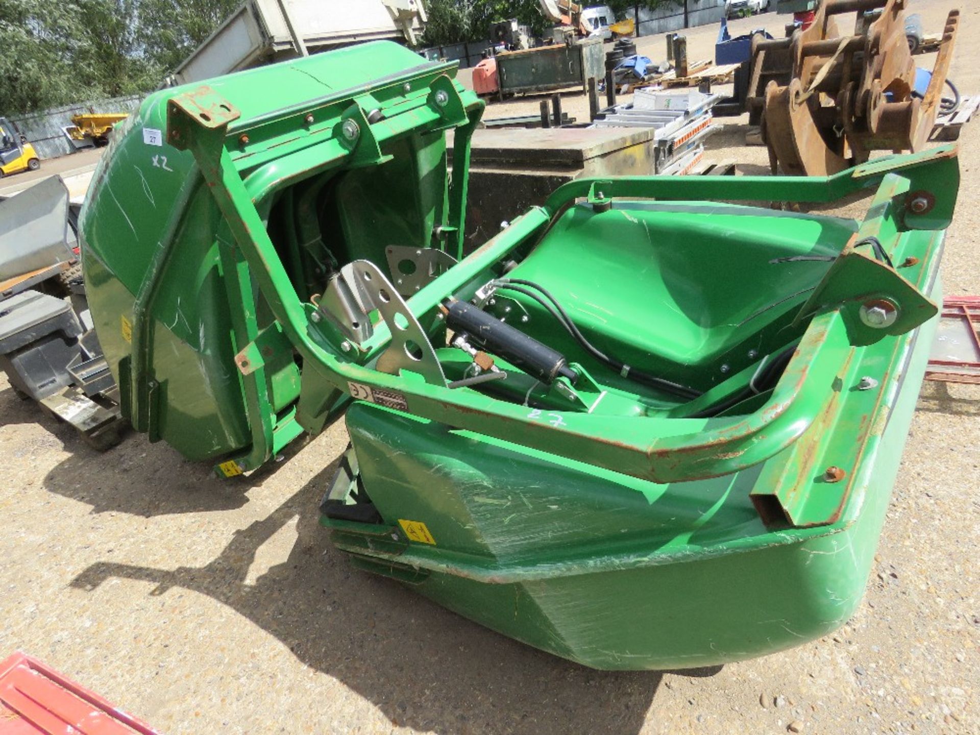 2NO JOHN DEERE MCS600 HIGH DISCHARGE REAR COLLECTORS. - Image 2 of 8