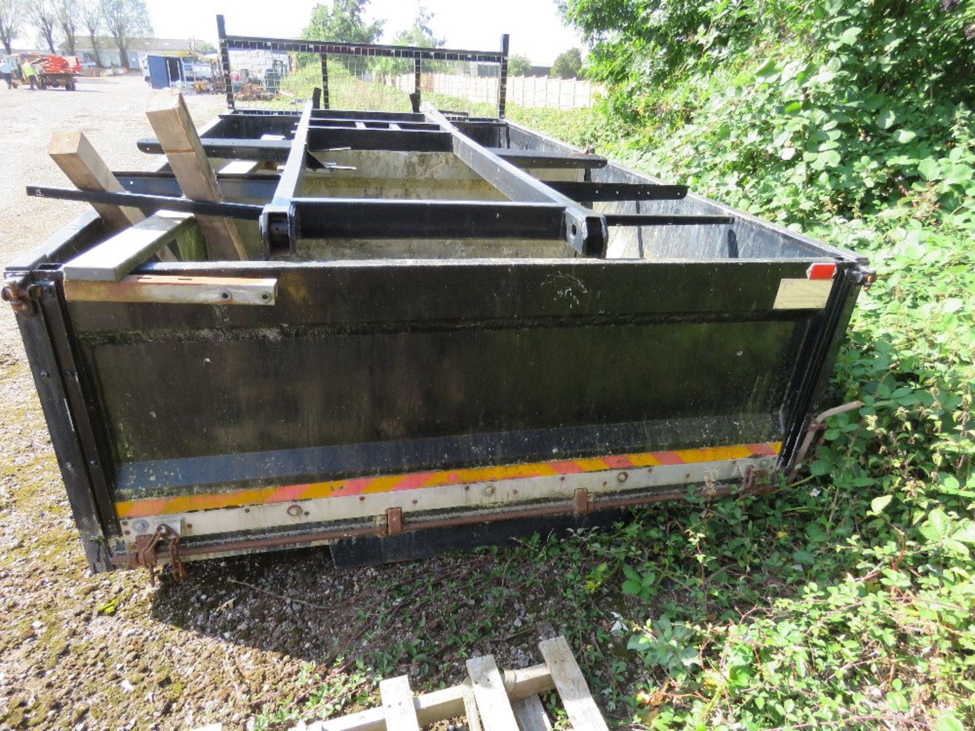 TIPMASTER ALLOY LORRY TIPPING BODY WITH RAM AND MOUNTING FRAME. 14FT LENGTH APPROX WITH CENTRAL DIVI - Image 4 of 10