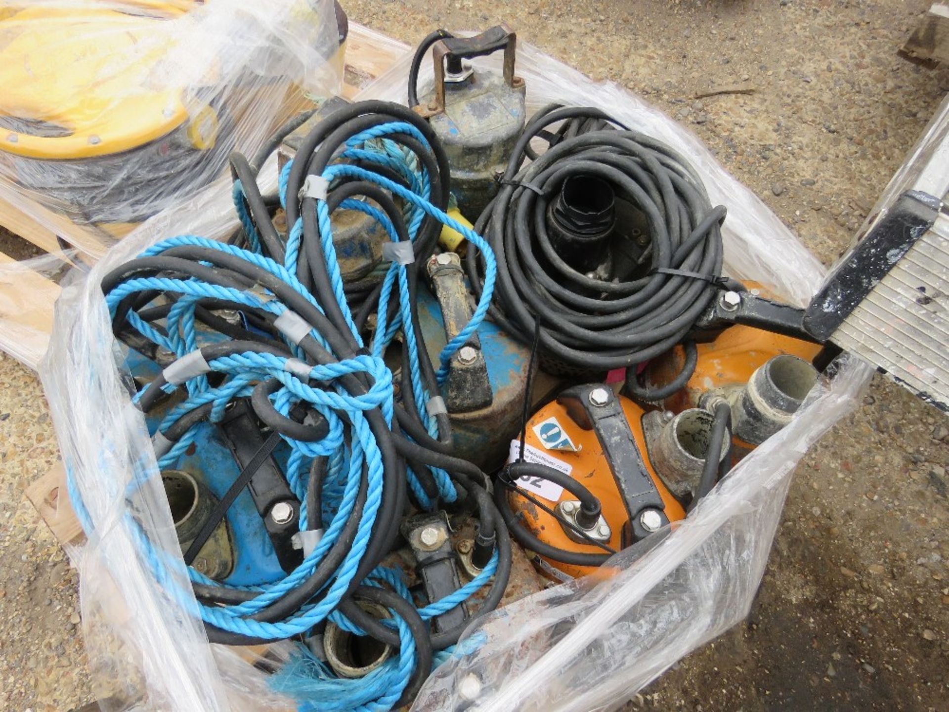 9NO 110VOLT POWERED SUBMERSIBLE WATER PUMPS. - Image 3 of 6
