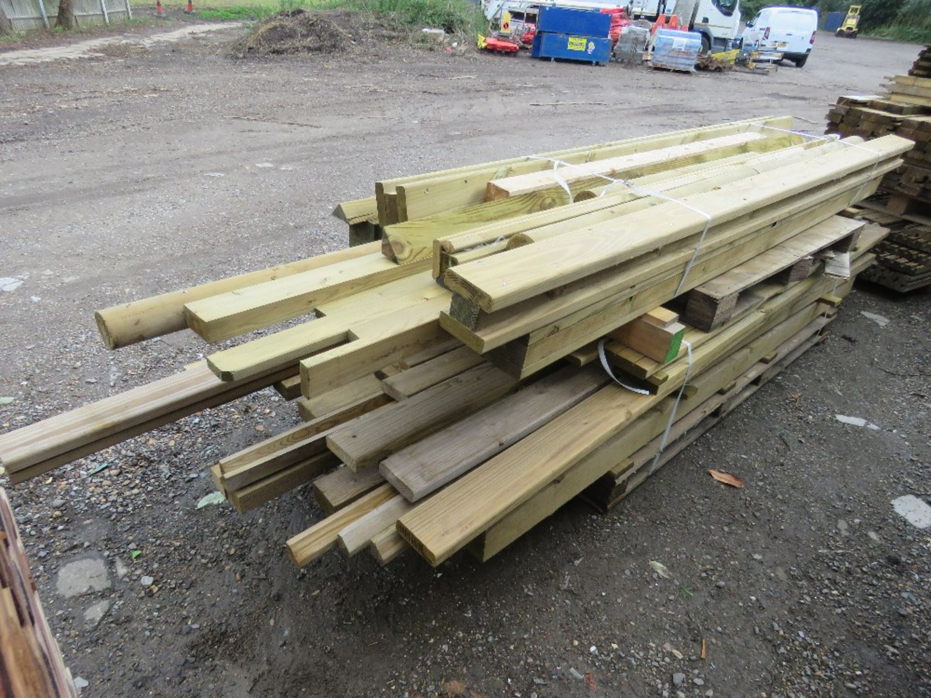 ASSORTED FENCING TIMBERS AND POSTS 4FT-13FT APPROX. - Image 3 of 7