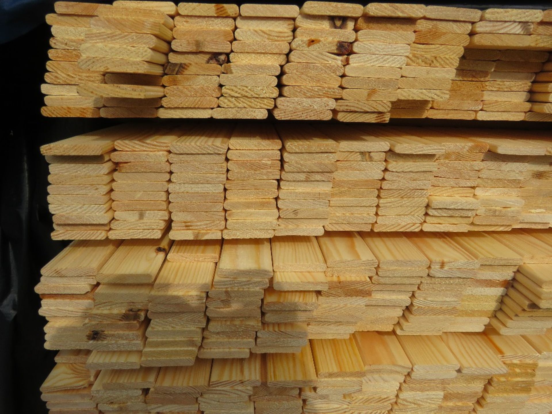 EXTRA LARGE PACK OF UNTREATED THIN WOVEN FENCE CLADDING SLATS: 1.75M LENGTH X 35MM WIDTH APPROX. - Image 3 of 4