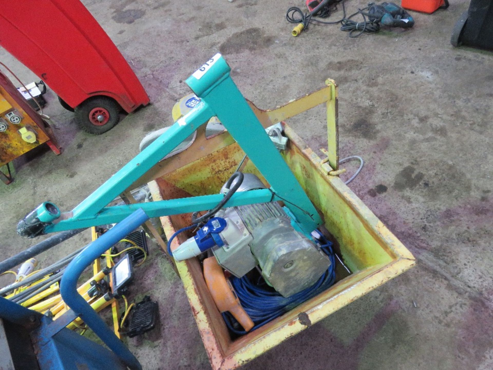 IMER TYPE 240VOLT POWERED SCAFFOLD HOIST WITH BUCKET AND CONTROL LEAD AND EXTENSION CABLE. DIRECT FR - Image 2 of 4