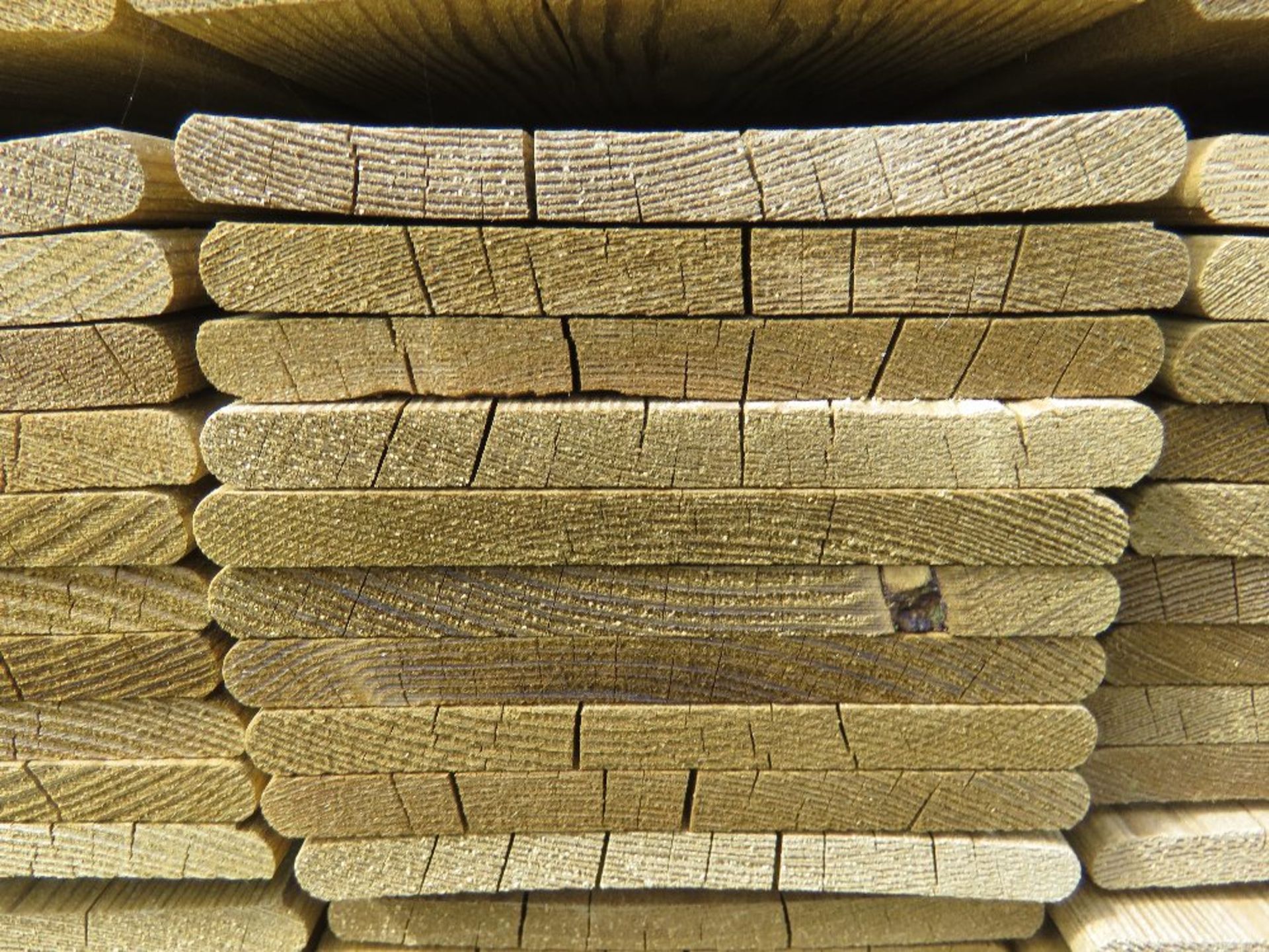 LARGE PACK OF PRESSURE TREATED HIT AND MISS FENCE CLADDING TIMBER BOARDS. 1.44M LENGTH X 100MM WIDTH - Image 3 of 3