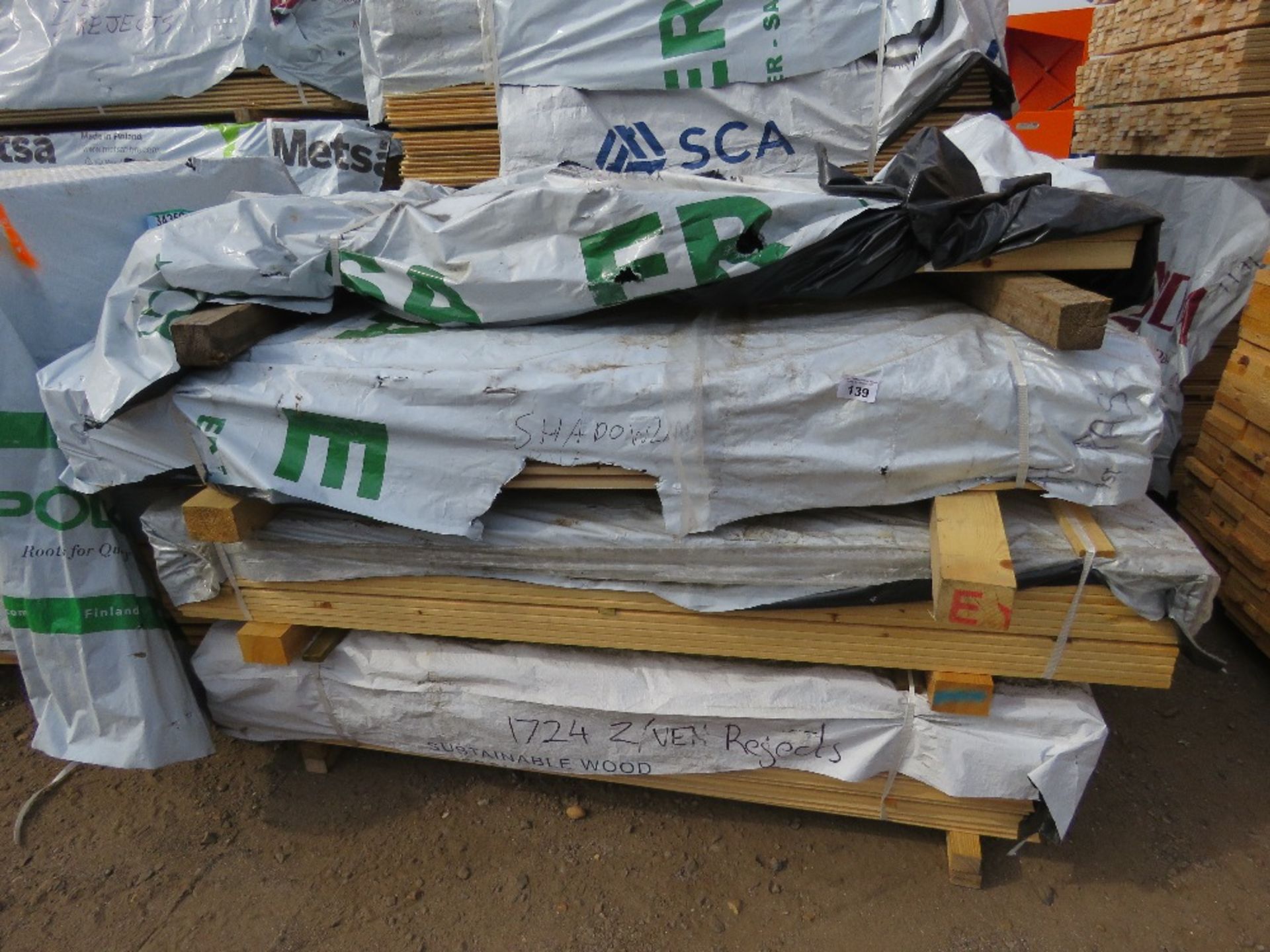 STACK OF 4 BUNDLES OF MIXED TIMBER FENCE CLADDING BOARDS.