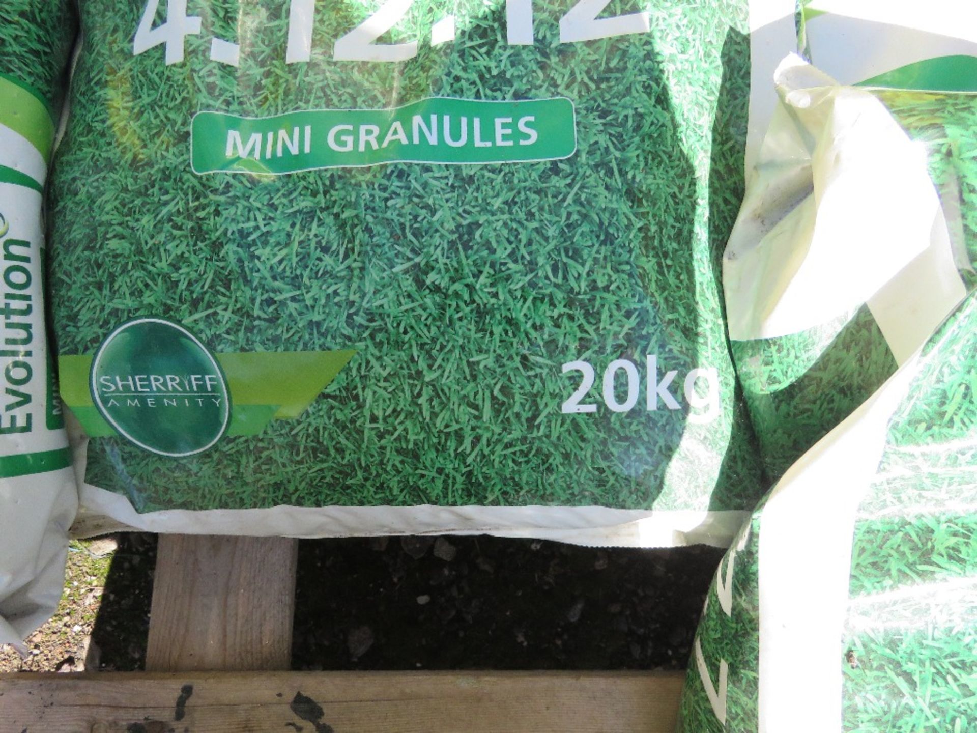 5NO BAGS OF 9.7.7 FERTILISER. DIRECT FROM LOCAL LANDSCAPE COMPANY WHO ARE CLOSING A DEPOT. - Image 4 of 4
