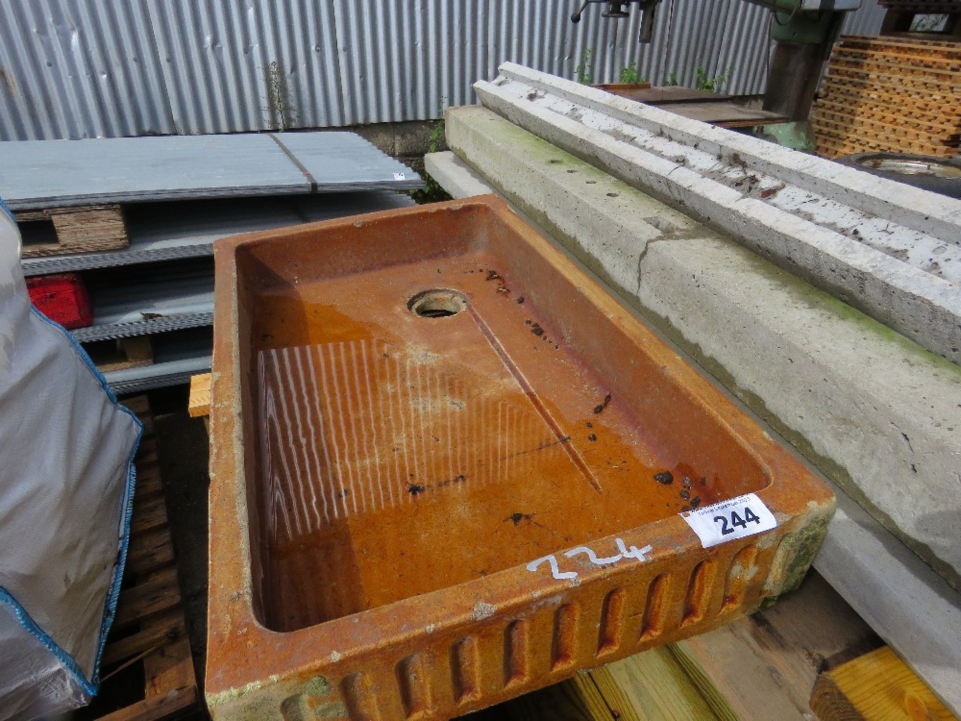 STONE SINK PLUS 3 X CONCRETE POSTS PLUS A CONCRETE GRAVEL BOARD. THIS LOT IS SOLD UNDER THE AUCTI - Image 2 of 5