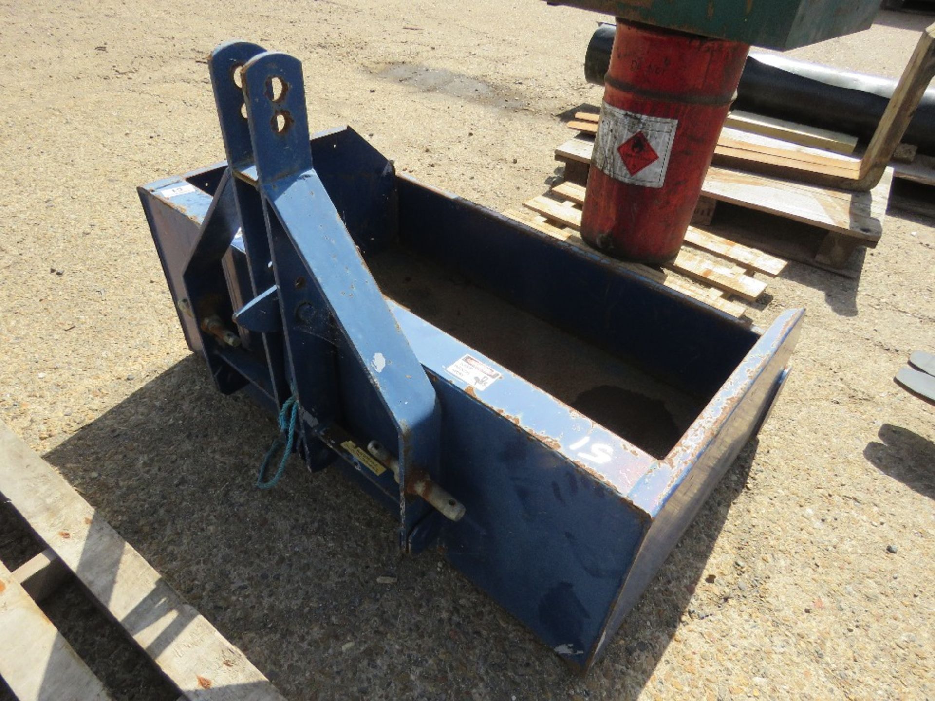 BEACO TRACTOR MOUNTED TIPPING TRANSPORT BOX. - Image 3 of 4