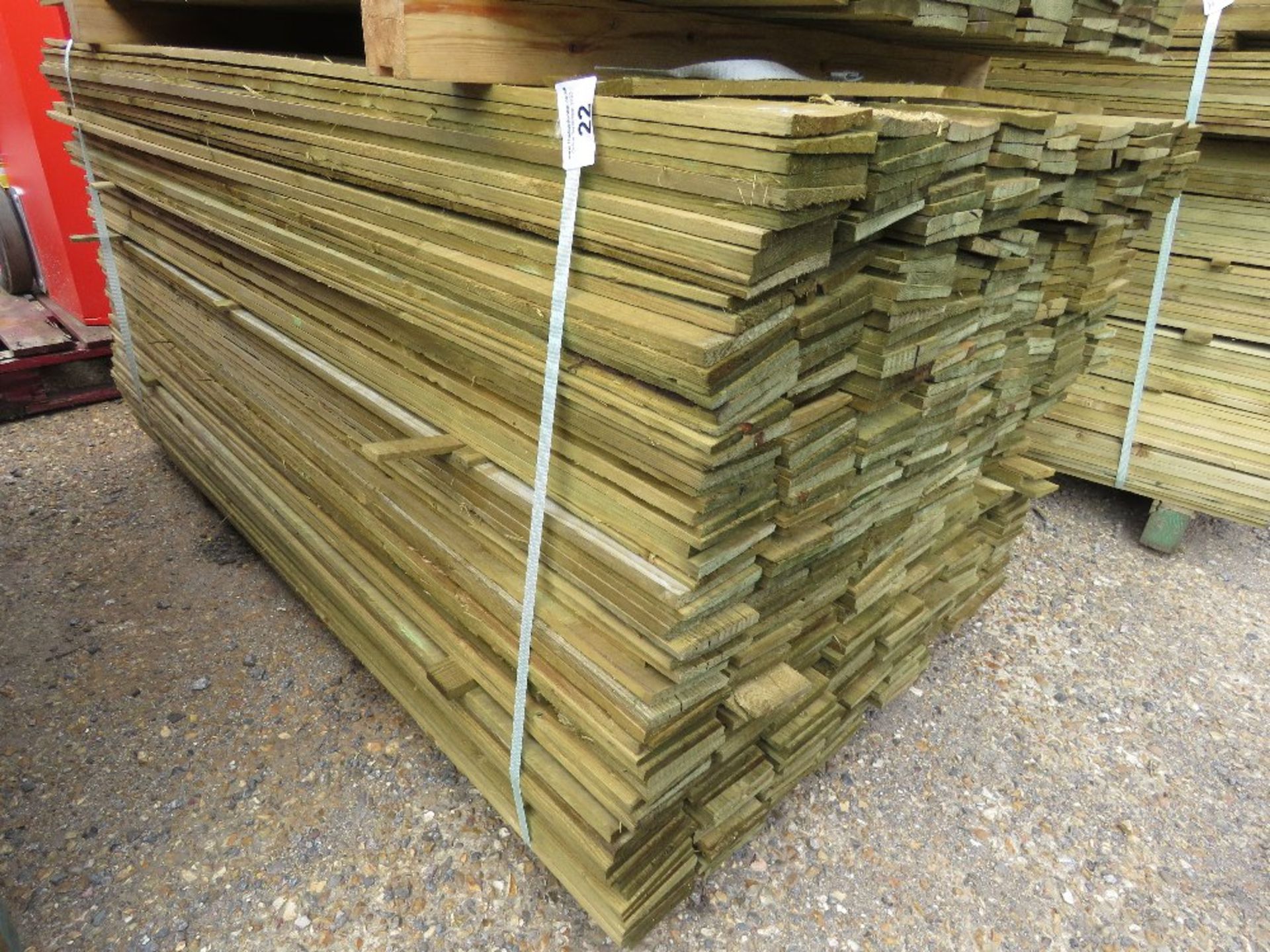 EXTRA LARGE PACK OF PRESSURE TREATED FEATHER EDGE FENCE CLADDING TIMBER BOARDS. 1.65M LENGTH X 100MM