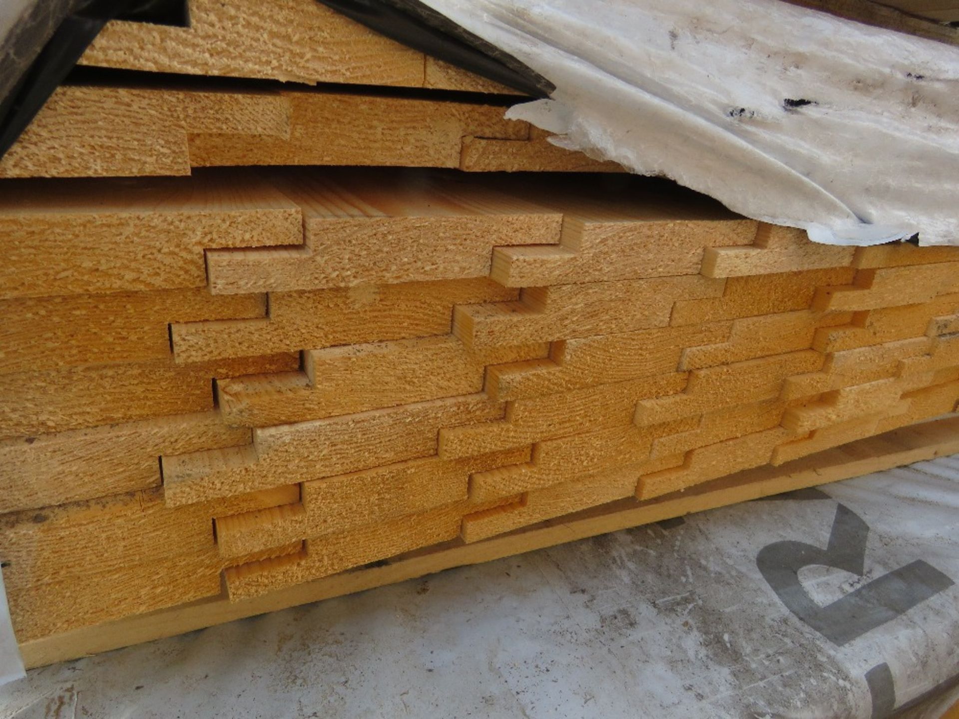STACK OF 4 BUNDLES OF MIXED TIMBER FENCE CLADDING BOARDS. - Image 3 of 6