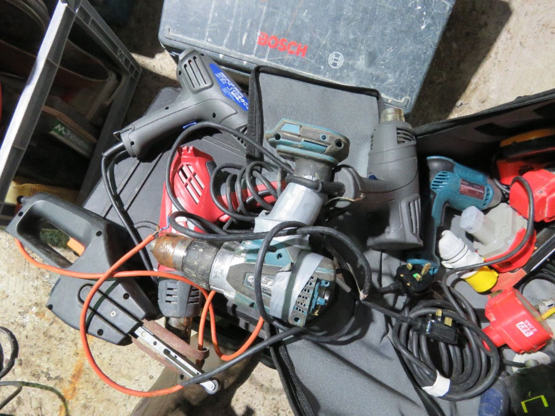 LARGE BAG OF ASSORTED POWER TOOLS. THIS LOT IS SOLD UNDER THE AUCTIONEERS MARGIN SCHEME, THEREFOR - Image 4 of 5