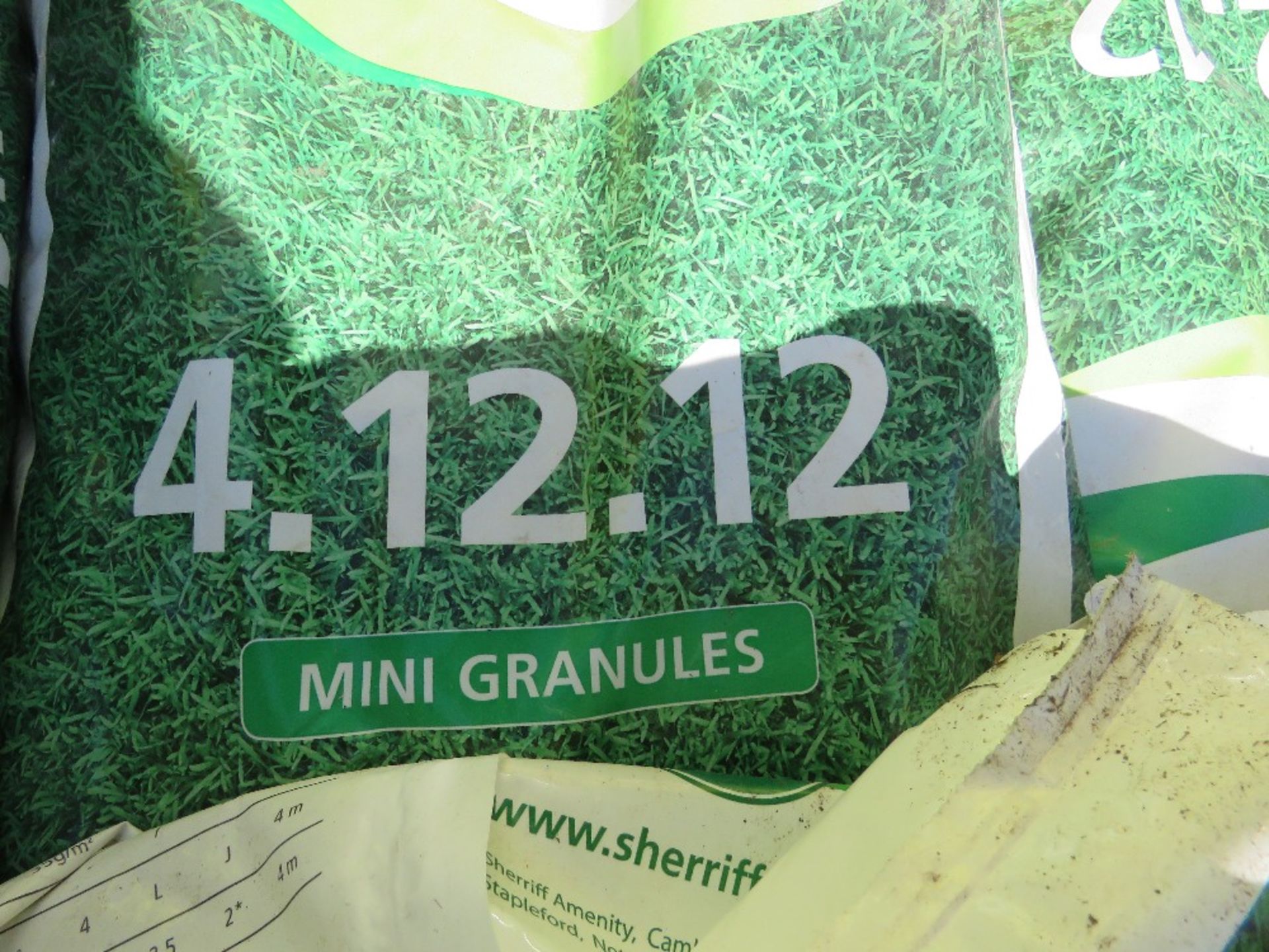 5NO BAGS OF 9.7.7 FERTILISER. DIRECT FROM LOCAL LANDSCAPE COMPANY WHO ARE CLOSING A DEPOT. - Image 3 of 4