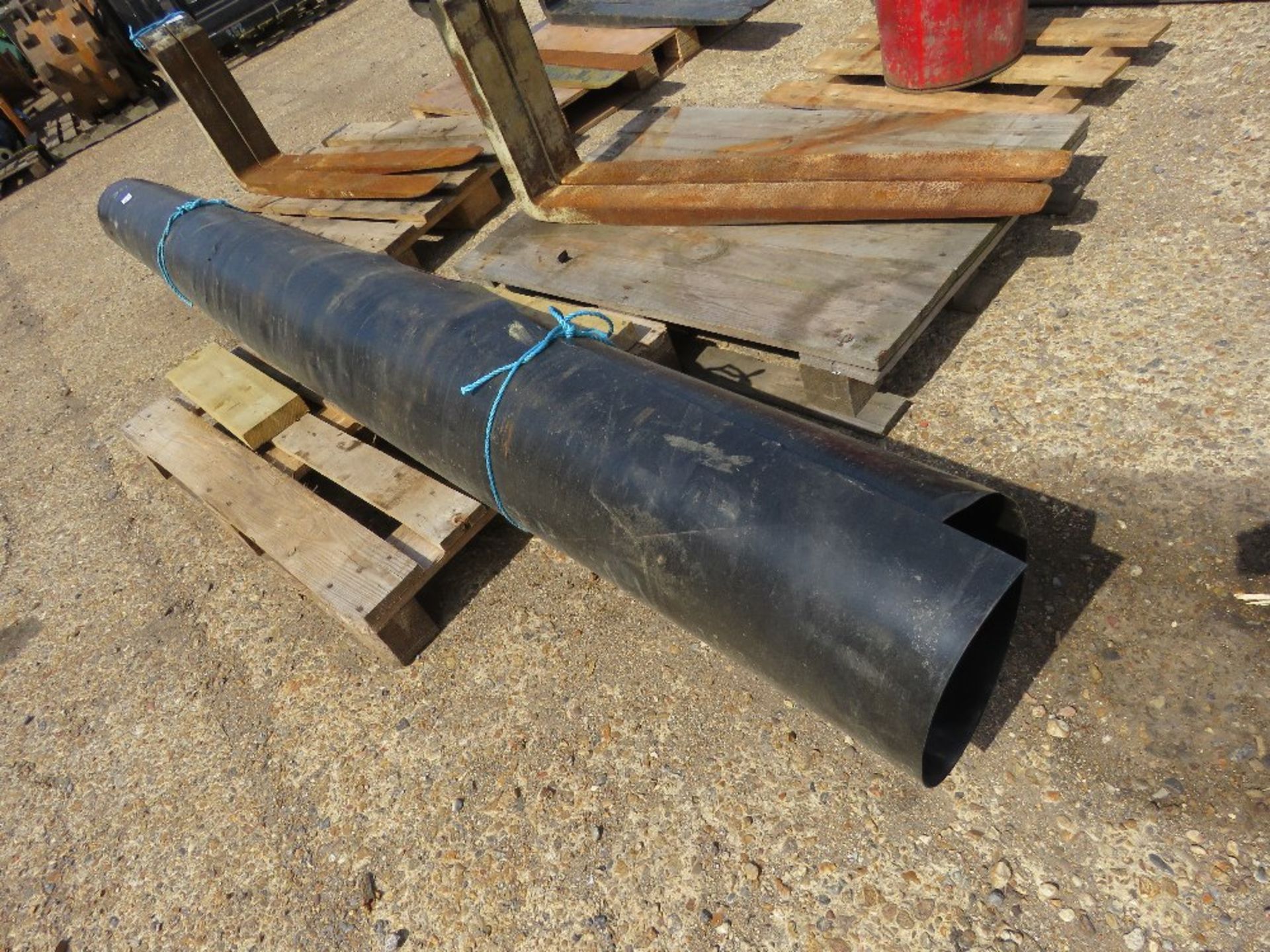 LARGE ROLL OF HEAVY DUTY MEMBRANE MATERIAL, 9FT WIDTH APPROX. - Image 4 of 6