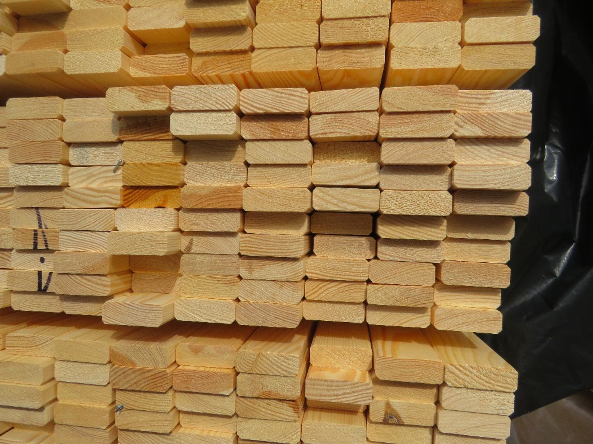 LARGE PACK OF UNTREATED VENETIAN PALE TIMBER CLADDING SLATS: 1.73M LENGTH X 45MM X 16MM APPROX. - Image 3 of 4