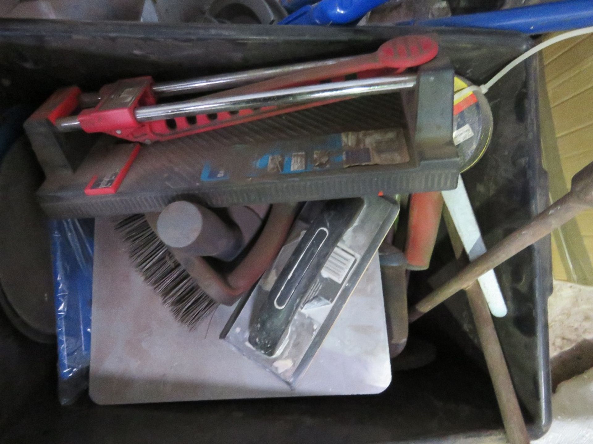 2NO MANUAL PIPE BENDERS PLUS CRIMPER AND ASSORTED TOOLS. THIS LOT IS SOLD UNDER THE AUCTIONEERS M - Image 5 of 6