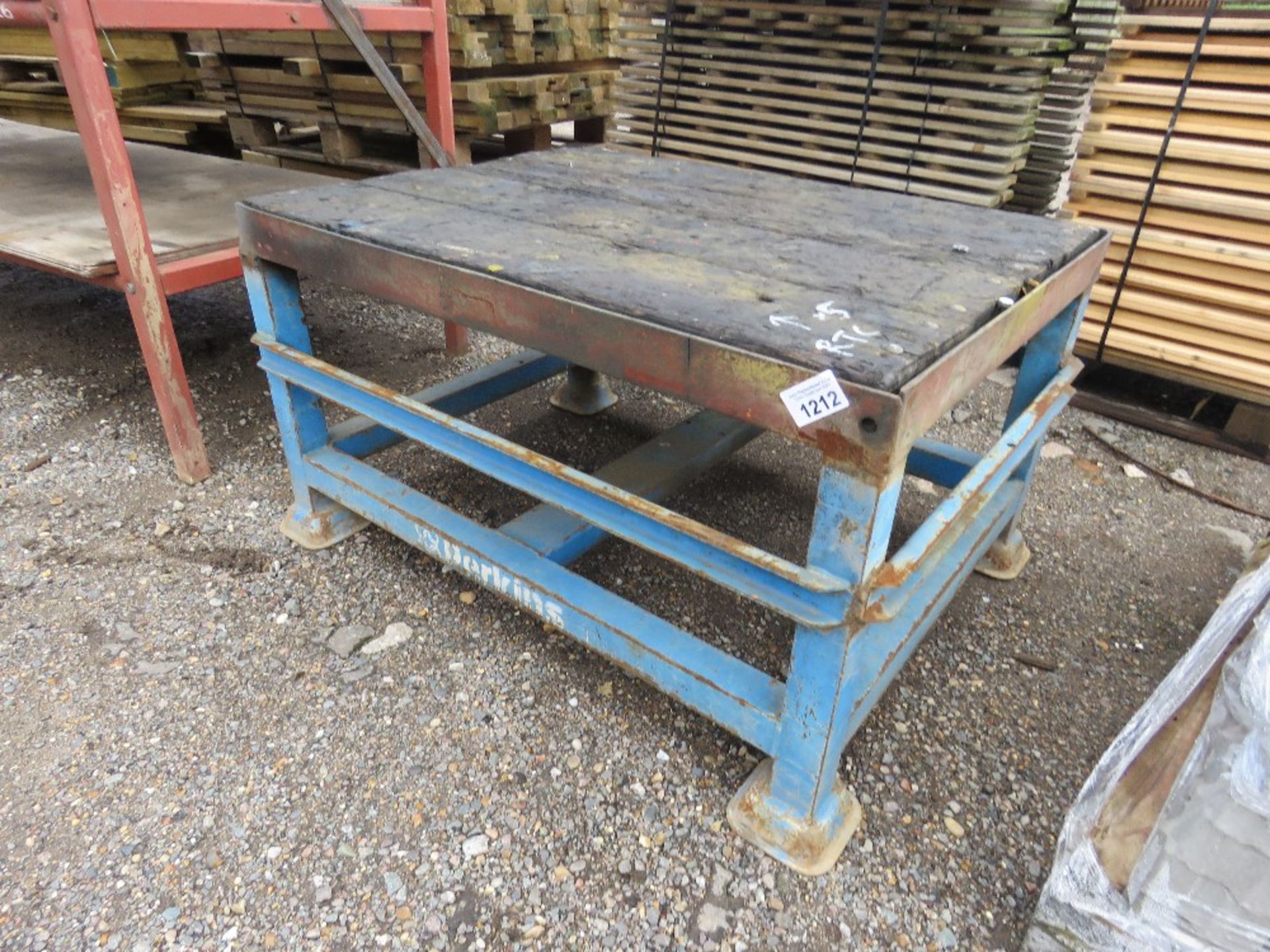 HEAVY DUTY STAND/BENCH UNIT 90CM X 115CM APPROX.