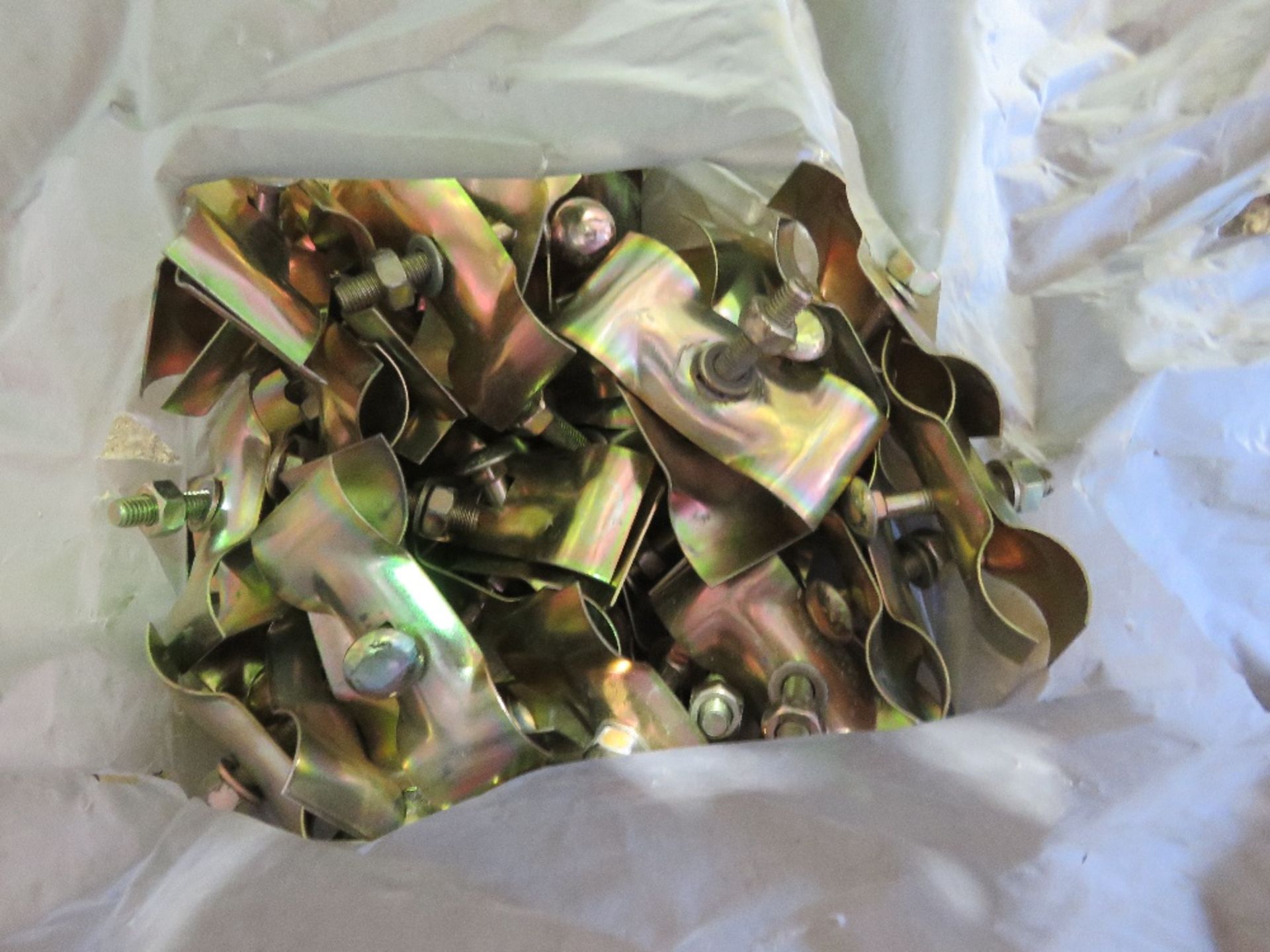 BAG OF HERAS TYPE FENCE CLIPS. THIS LOT IS SOLD UNDER THE AUCTIONEERS MARGIN SCHEME, THEREFORE NO - Image 2 of 2