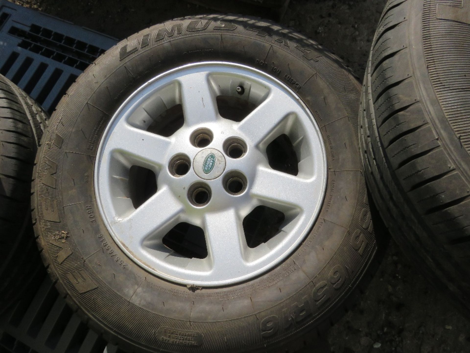 4 X LANDROVER 255-65R16 ALLOY WHEELS AND TYRES PLUS 2 OTHER 16" TYRES. THIS LOT IS SOLD UNDER THE - Image 6 of 7