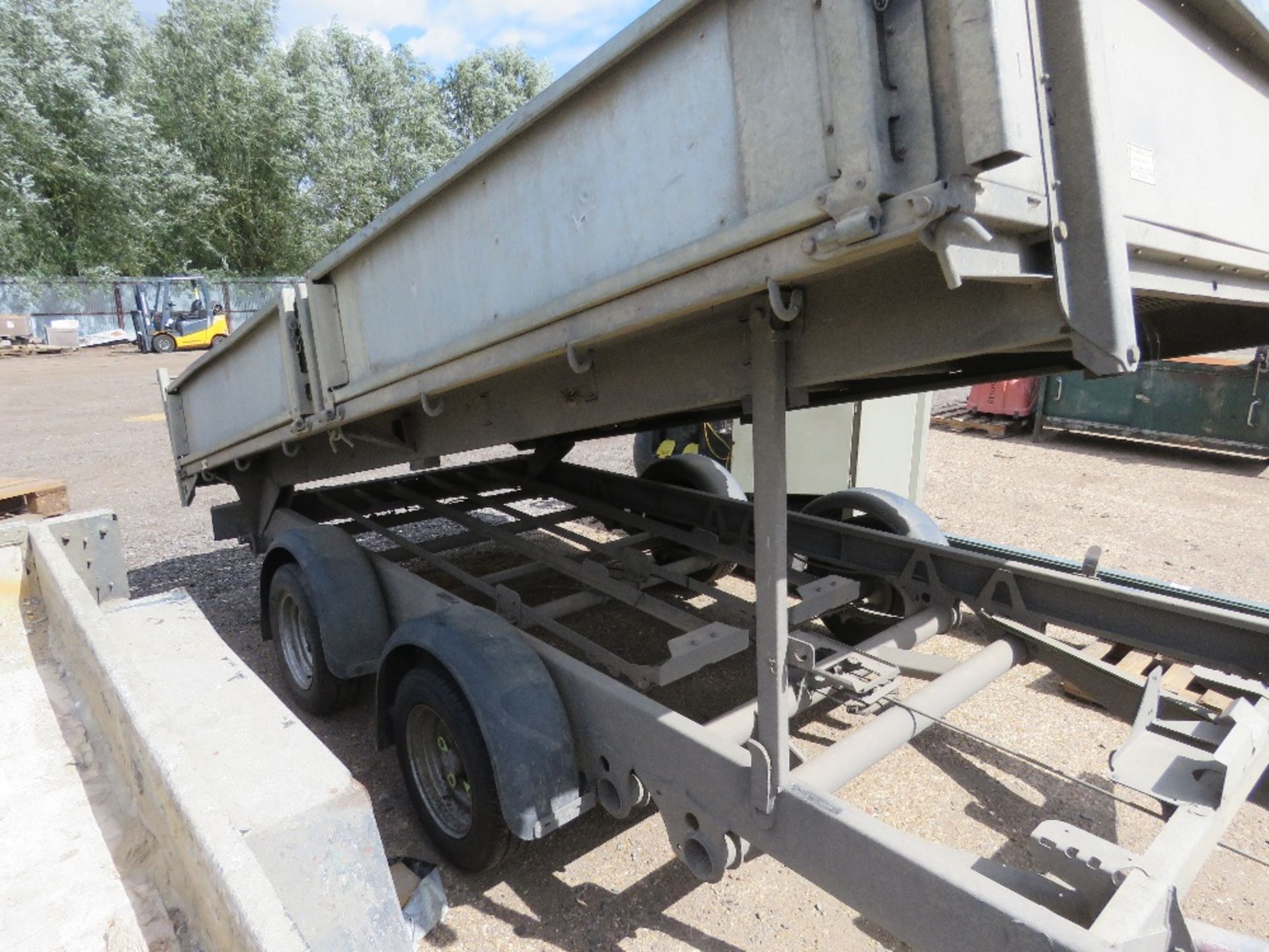 IFOR WILLIAMS TWIN AXLED PLANT TRAILER 12FT X 6FT APPROX. ORIGINALLY A TIPPER BUT NO TIPPING EQUIPME - Image 5 of 11
