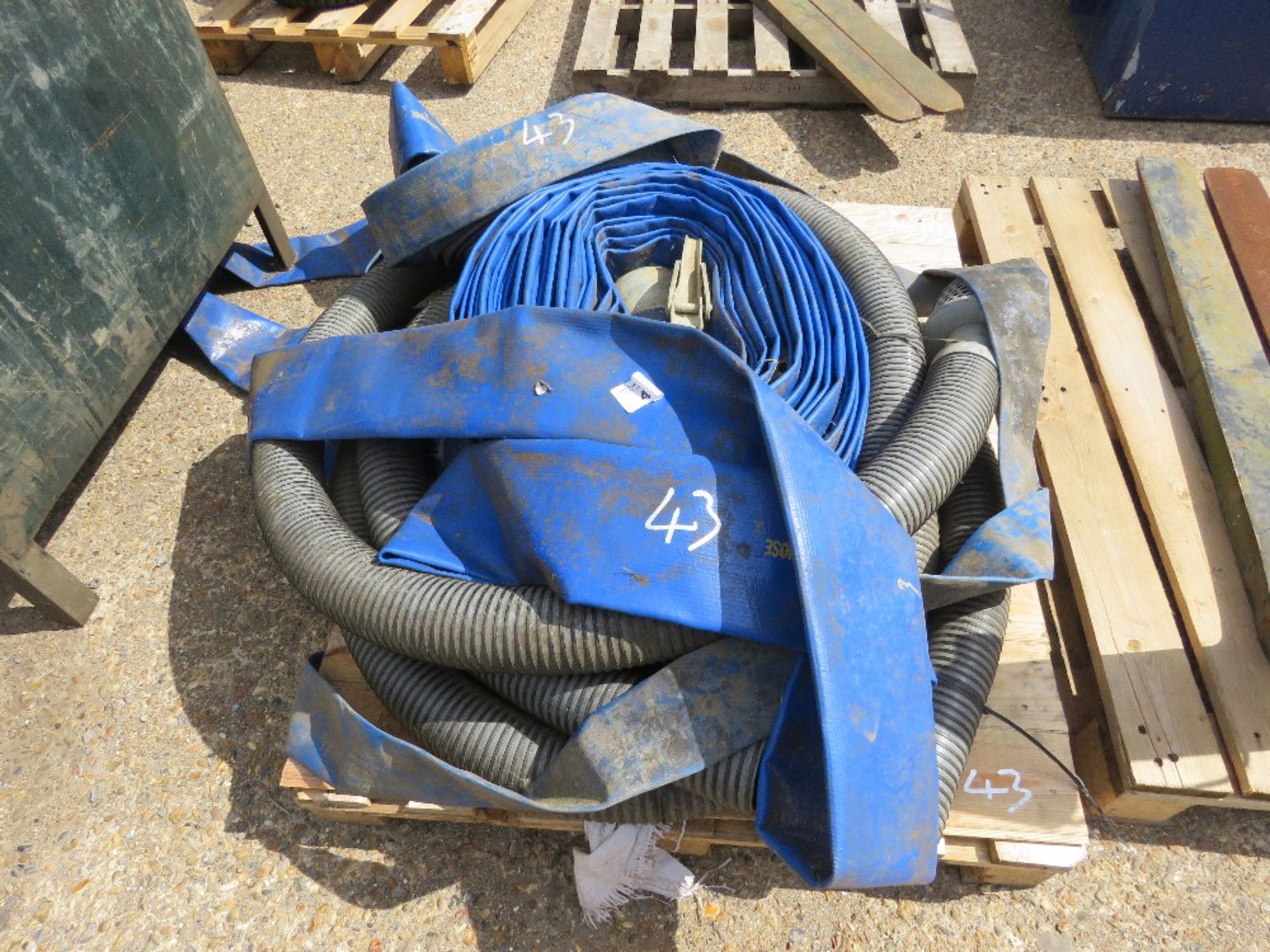 PALLET OF LAYFLAT AND SUCTION HOSES.