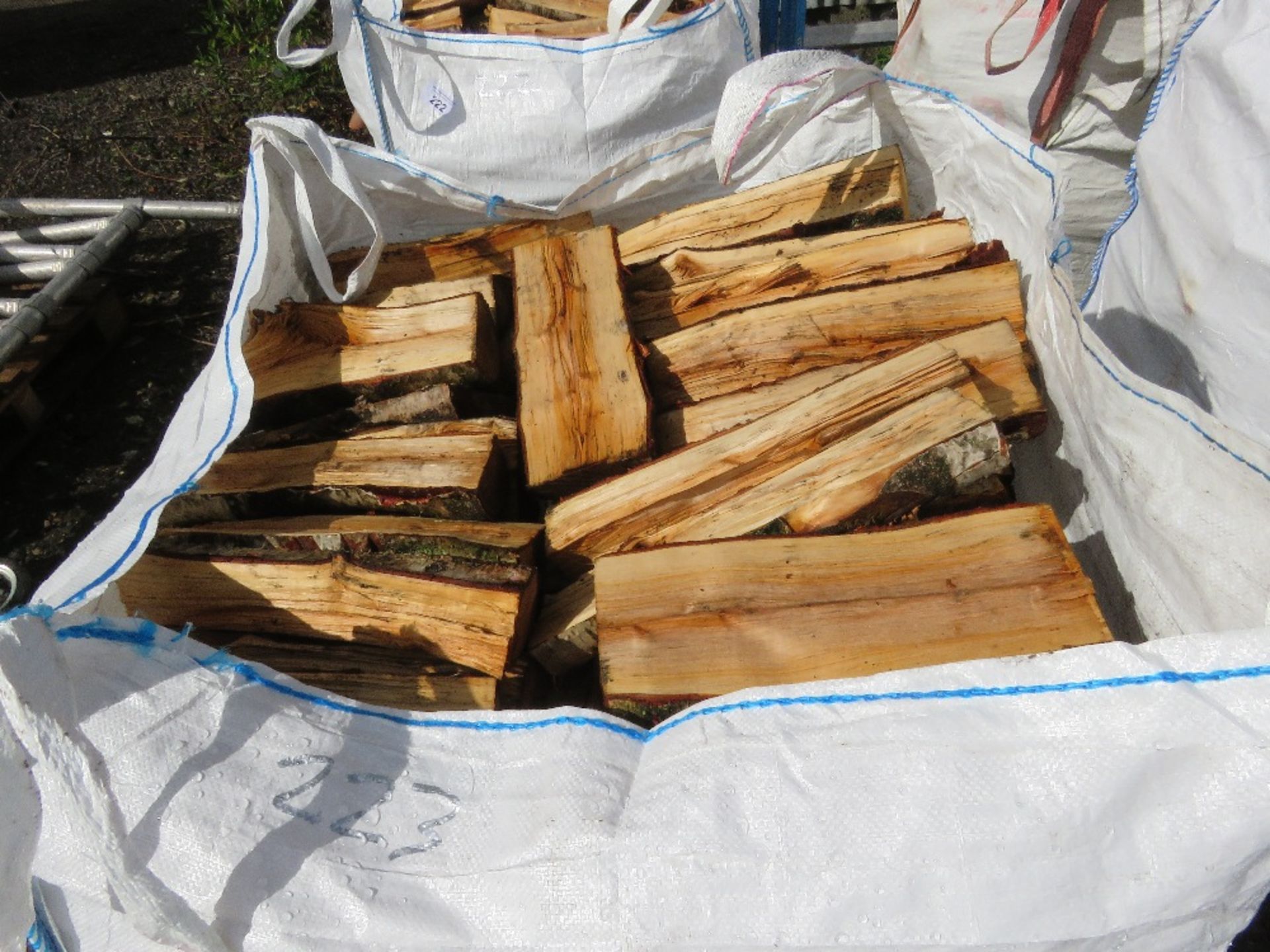 2 X BULK BAGS OF FIREWOOD LOGS, MAINLY SILVER BIRCH. THIS LOT IS SOLD UNDER THE AUCTIONEERS MARGI - Image 5 of 5