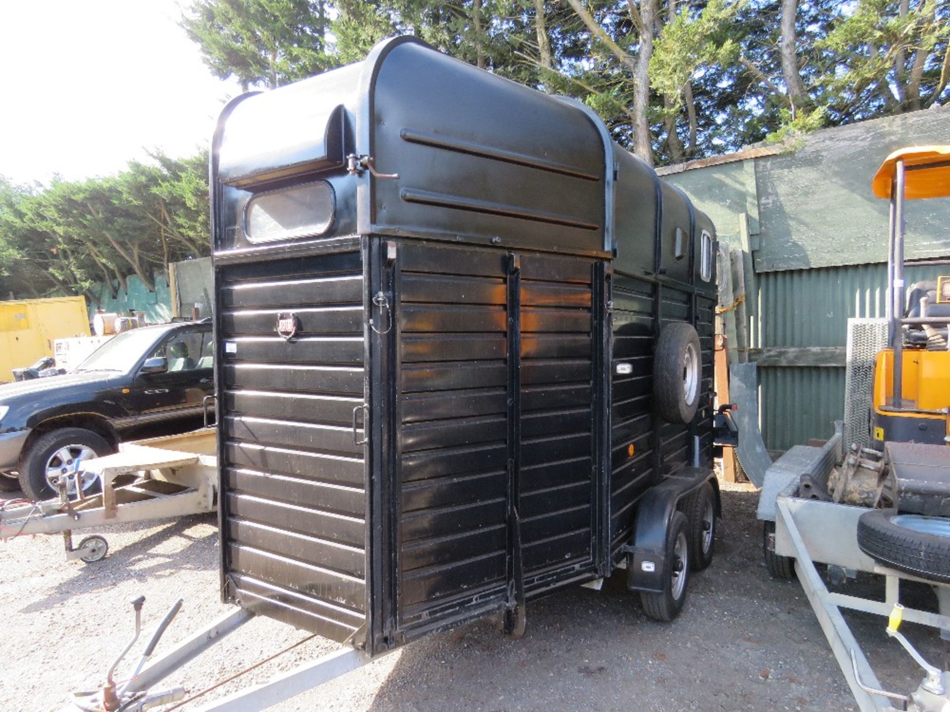 RICE EQUIPOISE 2700KG RATED TWIN AXLED HORSE TRAILER SN:00545, YEAR 2005. 12FT BOX LNGTH APPROX. CEN - Image 3 of 22