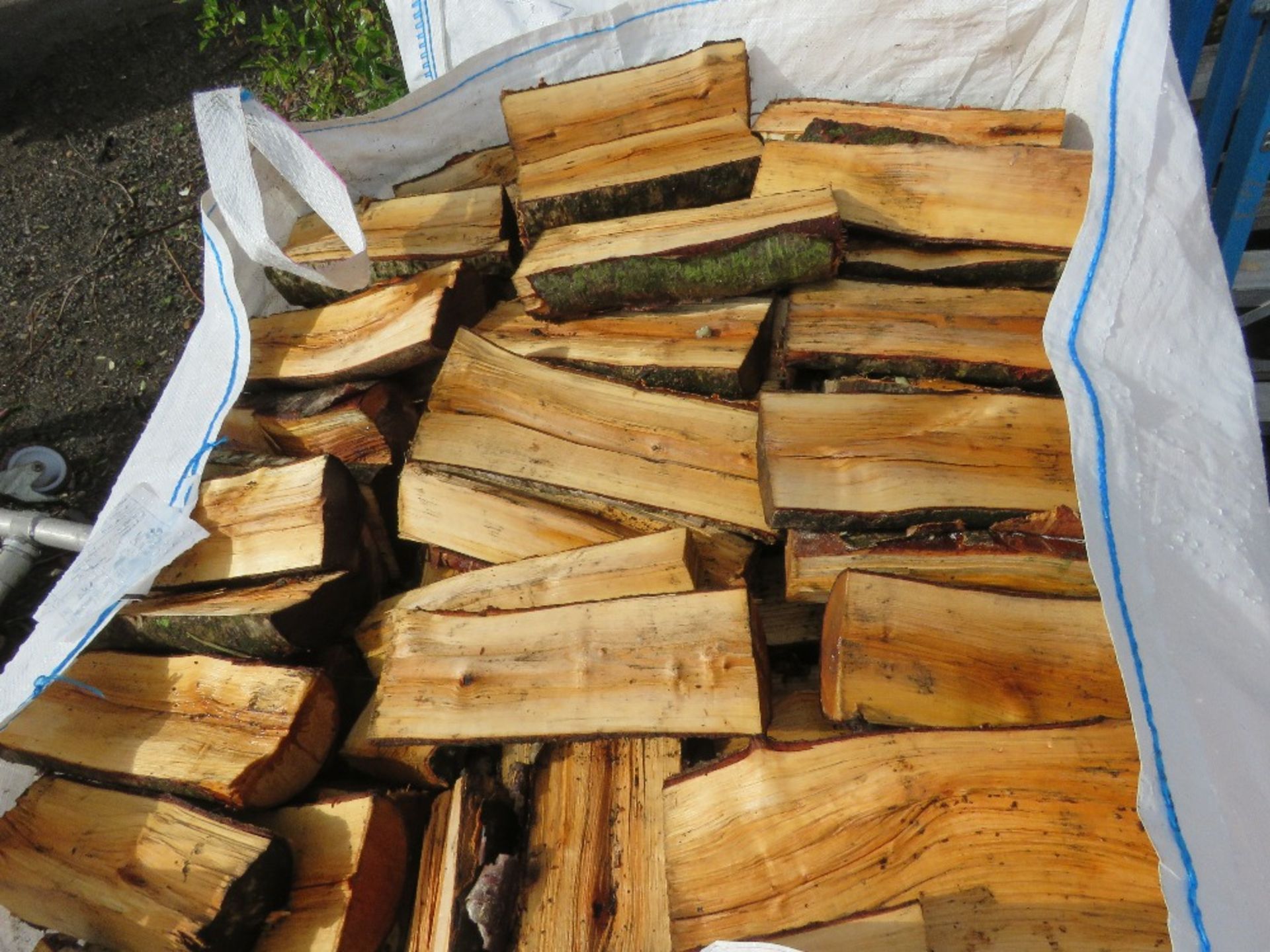 2 X BULK BAGS OF FIREWOOD LOGS, MAINLY SILVER BIRCH. THIS LOT IS SOLD UNDER THE AUCTIONEERS MARGI - Image 3 of 4