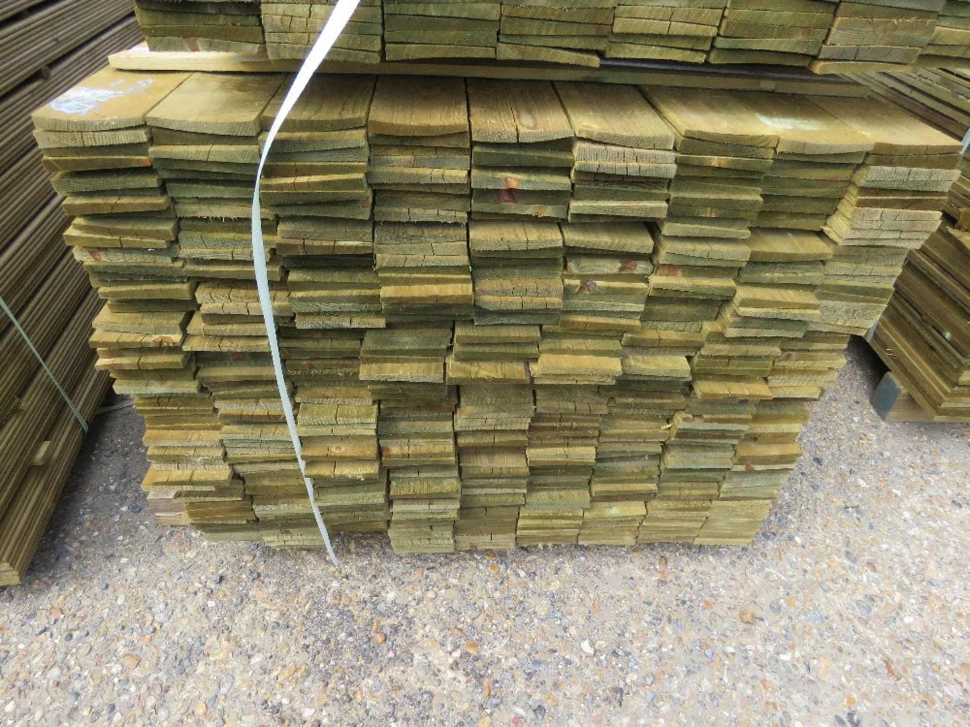 LARGE PACK OF PRESSURE TREATED FEATHER EDGE FENCE CLADDING TIMBER BOARDS. 1.65M LENGTH X 100MM WIDTH - Image 2 of 3