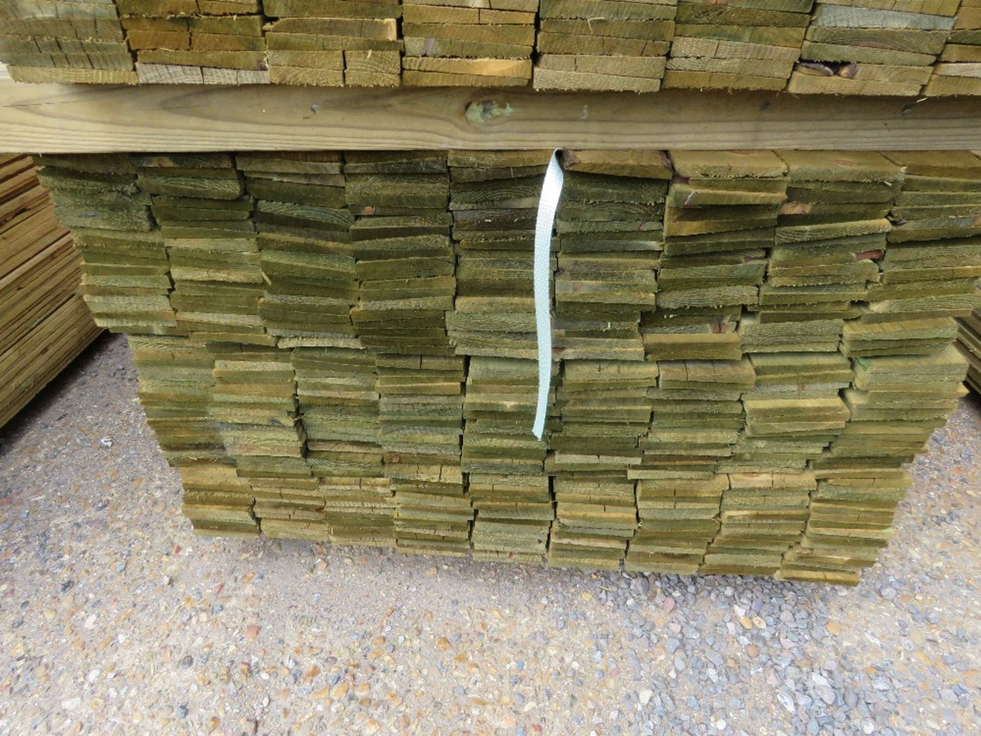 LARGE PACK OF PRESSURE TREATED FEATHER EDGE FENCE CLADDING TIMBER BOARDS. 1.50M LENGTH X 100MM WIDTH - Image 2 of 3