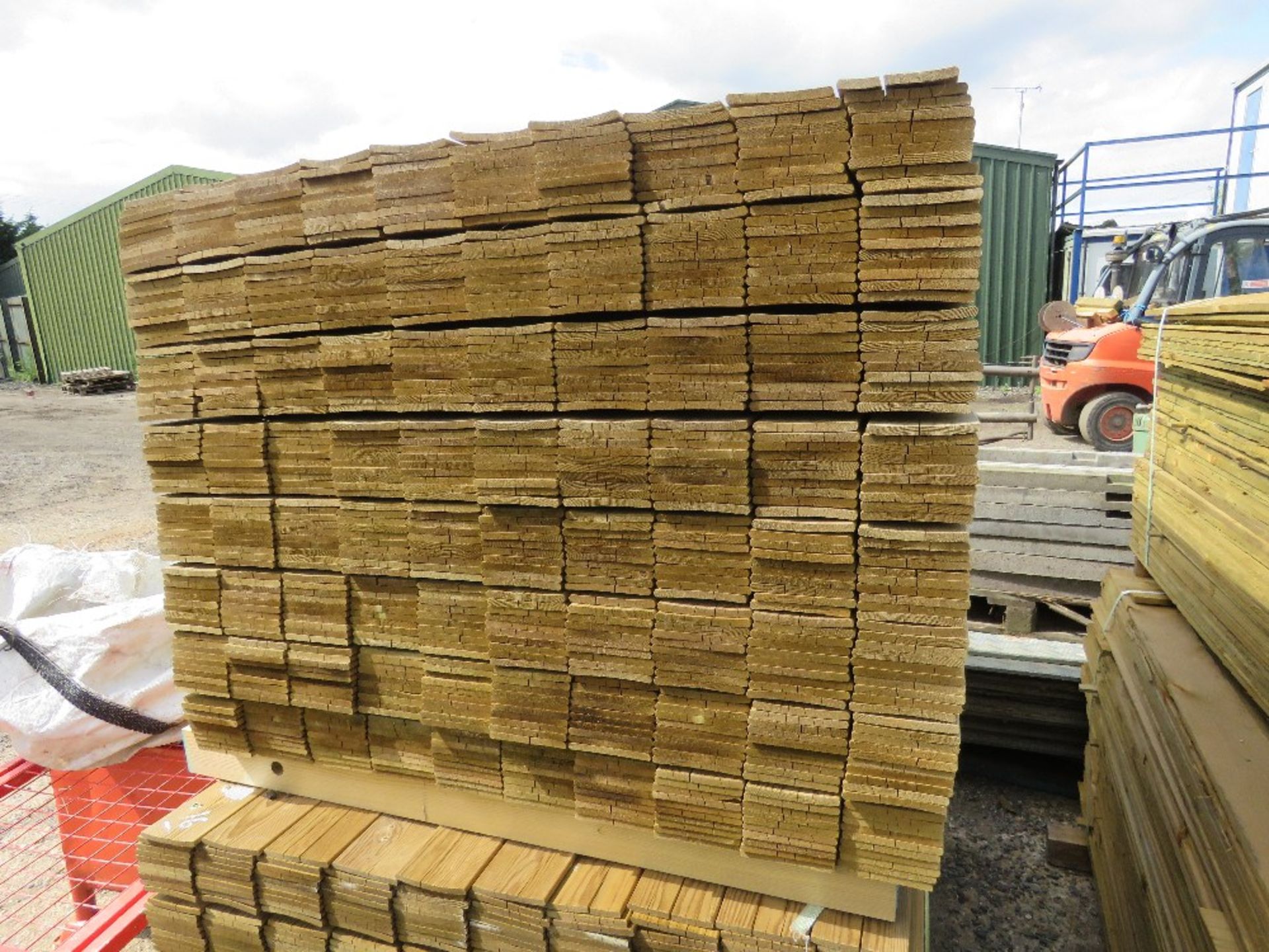 LARGE PACK OF PRESSURE TREATED HIT AND MISS FENCE CLADDING TIMBER BOARDS. 1.44M LENGTH X 100MM WIDTH - Image 2 of 3