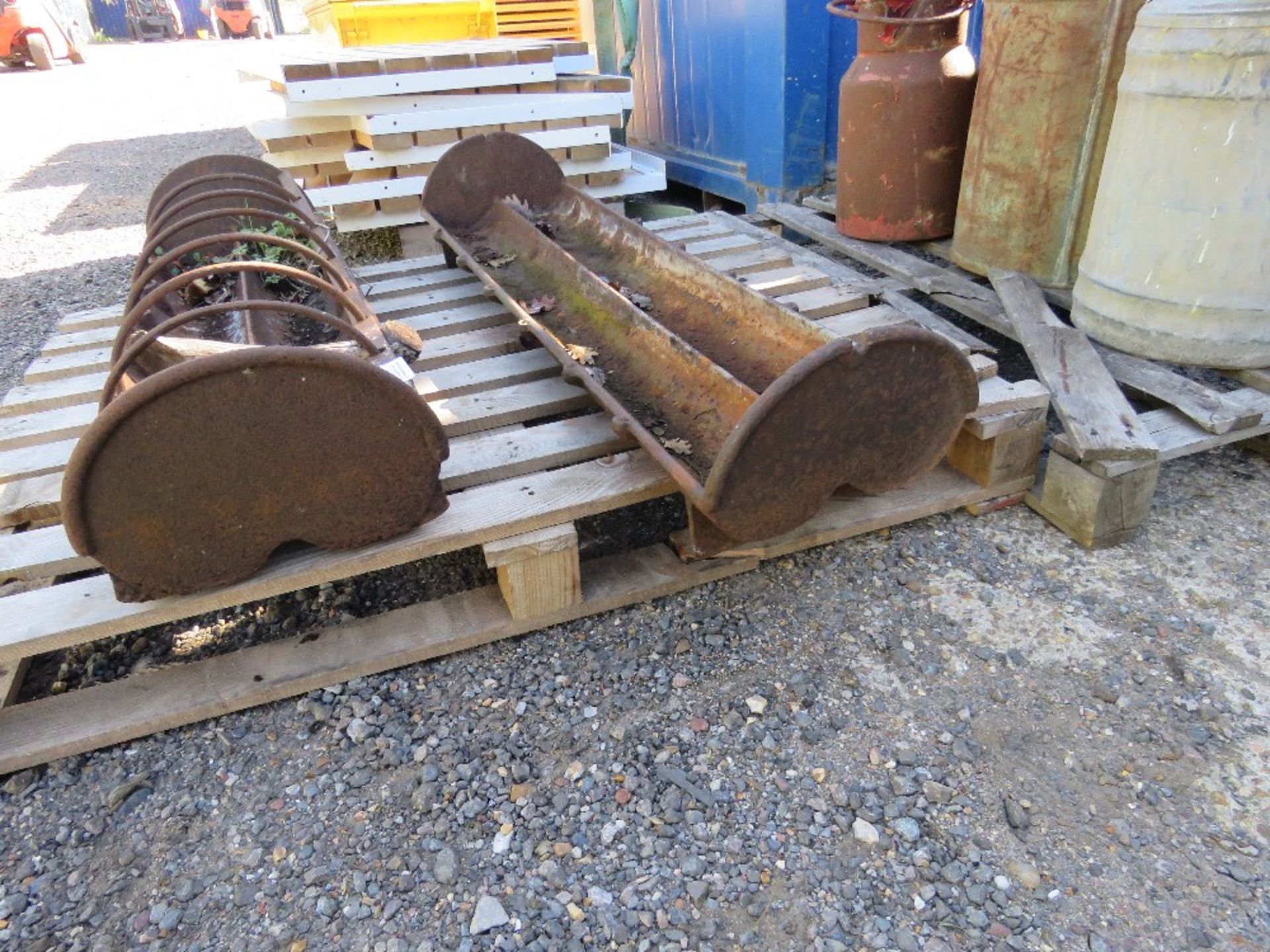 2 X CAST IRON FEED TROUGH PLANTERS. THIS LOT IS SOLD UNDER THE AUCTIONEERS MARGIN SCHEME, THEREFO - Image 4 of 5