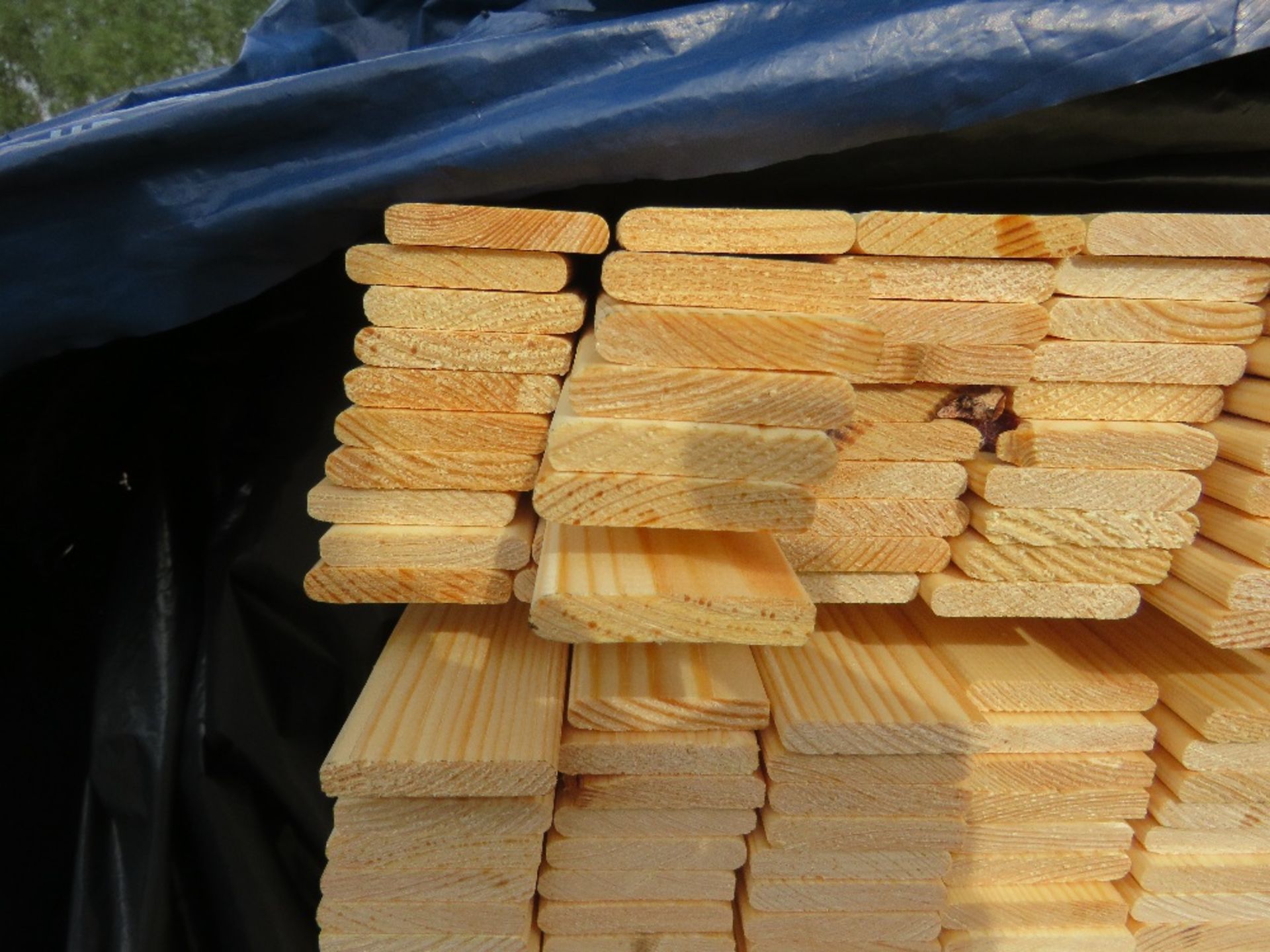 EXTRA LARGE PACK OF UNTREATED THIN WOVEN FENCE CLADDING SLATS: 1.75M LENGTH X 35MM WIDTH APPROX. - Image 4 of 4